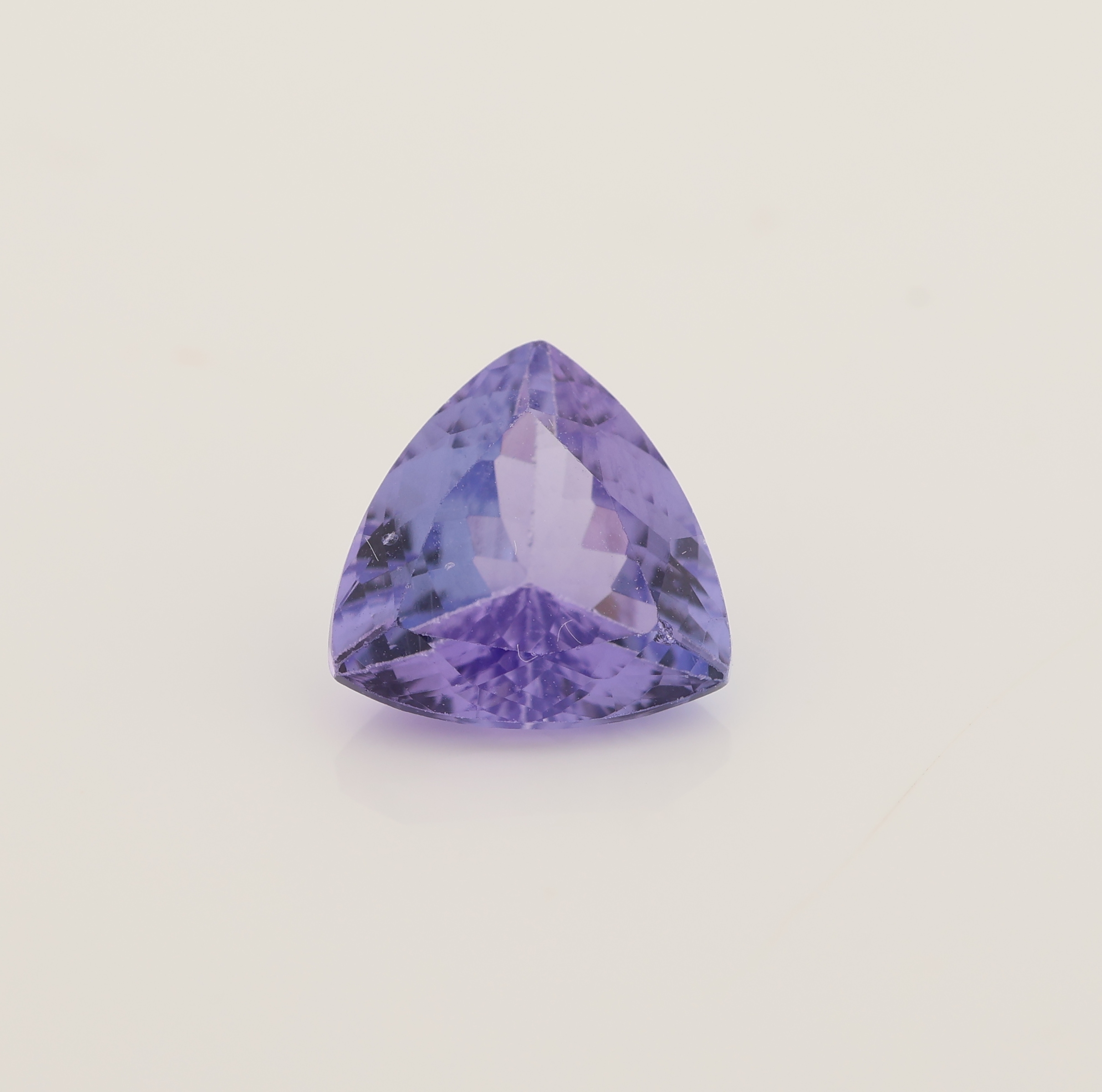 Detail b: Loser Tansanit, ca. 1.87 ct, facett. Triangel
