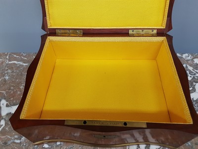 26975451g - Deckelschatulle, Tahan a Paris, 2. Hälfte 19. Jh., gespiegeltes Mahagonifurnier, ...