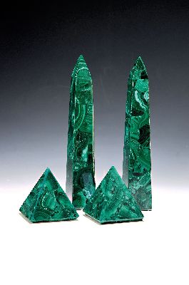 Image 26975452 - 2 Obelisken und 2 Pyramiden aus Malachit, neuzeitlich, H. Obelisken ca. 20.5cm, Pyramide ...
