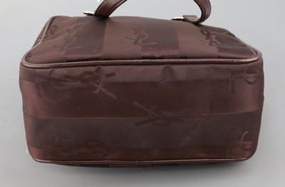 26975456c - YVES SAINT LAURENT Handtasche, braunes Nylon, changierend, Monturen und YSL Anhänger ...