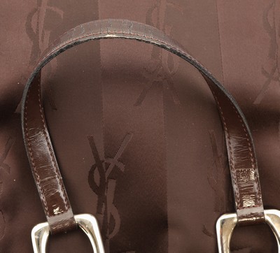 26975456f - YVES SAINT LAURENT Handtasche, braunes Nylon, changierend, Monturen und YSL Anhänger ...