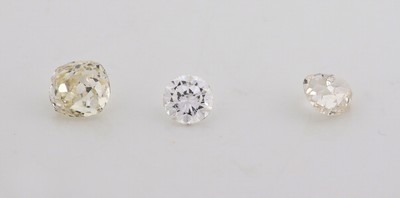 26975462a - Lot 3 lose Diamanten, zus. ca. 1.08 ct 1 Brillant, 2 Altschliffdiamanten Weiß-light ...