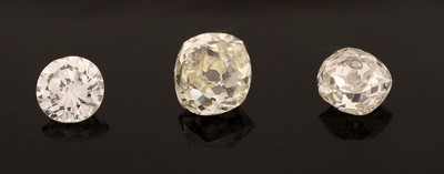 26975462b - Lot 3 lose Diamanten, zus. ca. 1.08 ct 1 Brillant, 2 Altschliffdiamanten Weiß-light ...