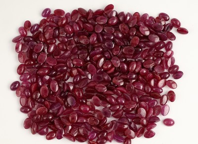 26975469a - Lot lose Rubine, ca. 223.46 ct, ovale Cabochons in versch. Größen und ...