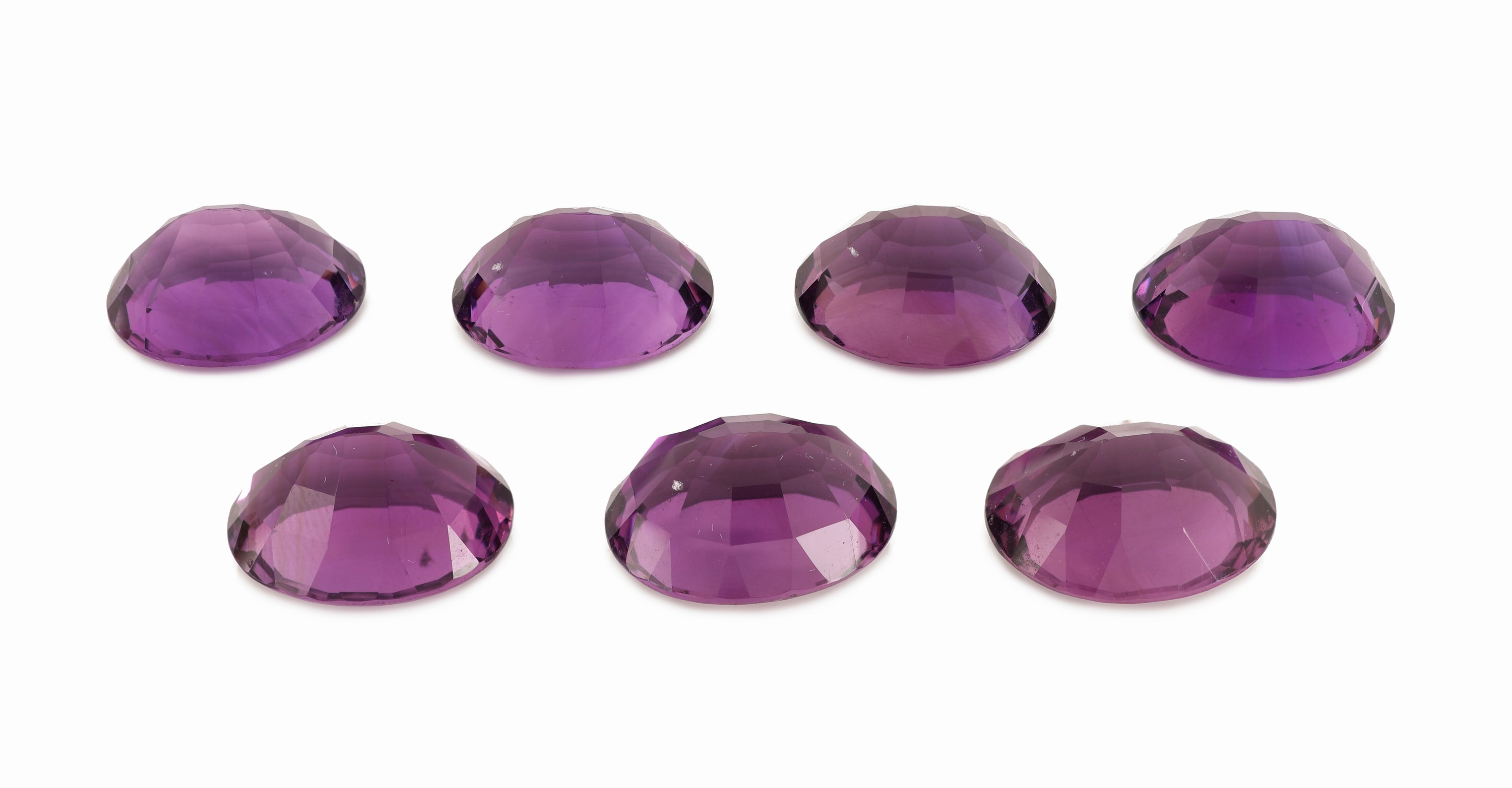Detail a: Lot 7 lose Amethyste, zus. ca. 65.36 ct, ovalfacett., versch. Größen und Farbnuancen, Ausfassware
