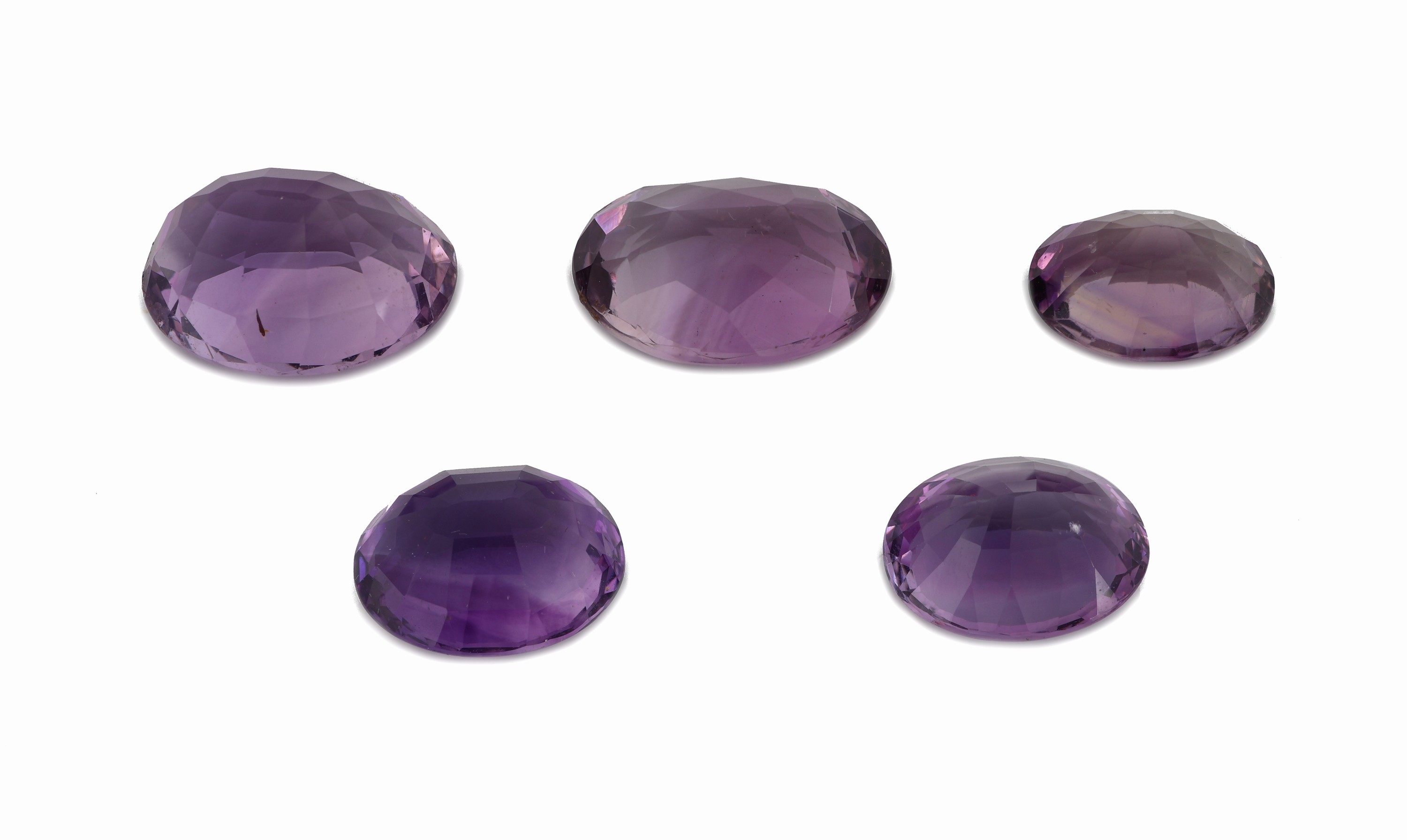 Detail a: Lot 5 lose Amethyste, zus. ca. 64.46 ct, ovalfacett., versch. Größen und Farbnuancen, Ausfassware