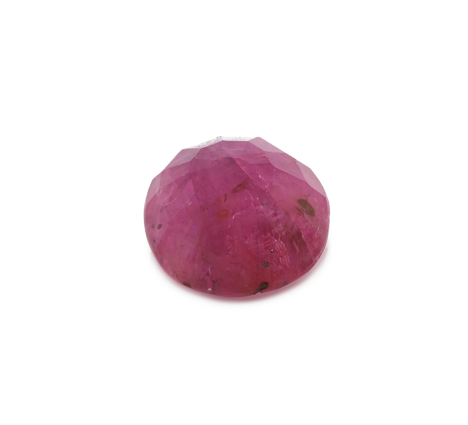 Detail a: Loser Rubin, ca. 3.47 ct, ovalfacett., Herkunft Mosambik, 9.28 x 8.30 x 4.58 mm, Anzeichen für Erhitzung, mit AIG-Expertise