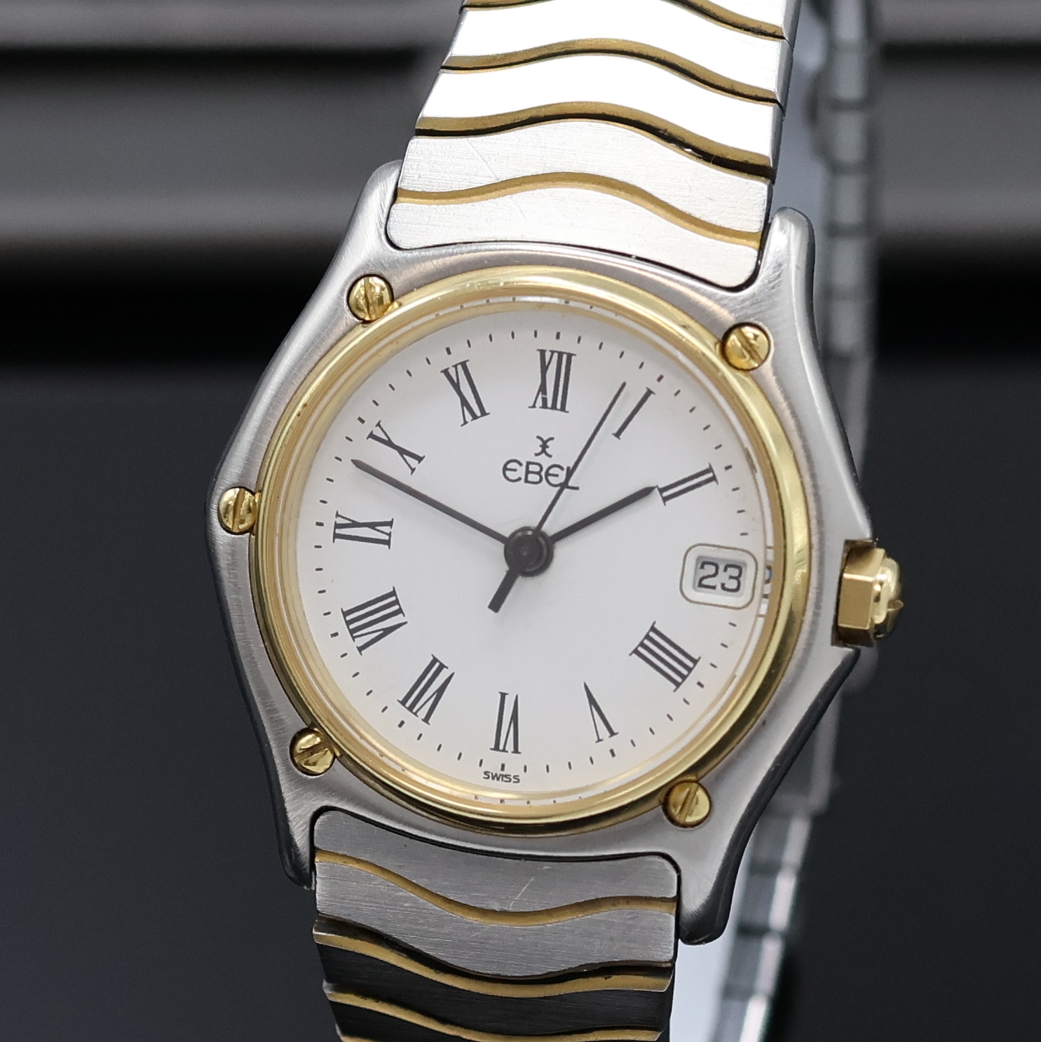 Detail a: EBEL Classic Wave Damenarmbanduhr in Stahl/Gold, Schweiz um 1990, quartz, 2-tlg. Geh., über Lünette 5-fach verschr., orig. Wellenband, weißes ...