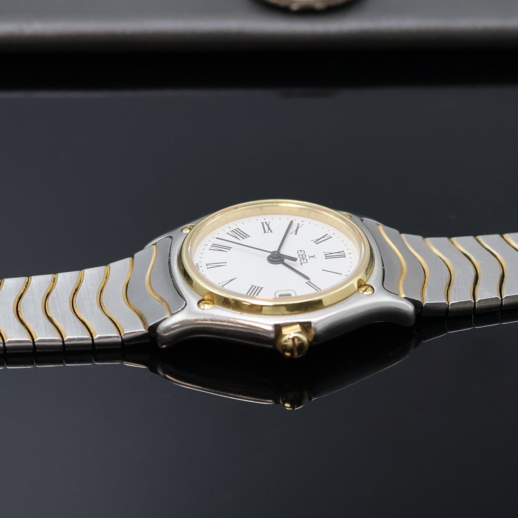 Detail c: EBEL Classic Wave Damenarmbanduhr in Stahl/Gold, Schweiz um 1990, quartz, 2-tlg. Geh., über Lünette 5-fach verschr., orig. Wellenband, weißes ...