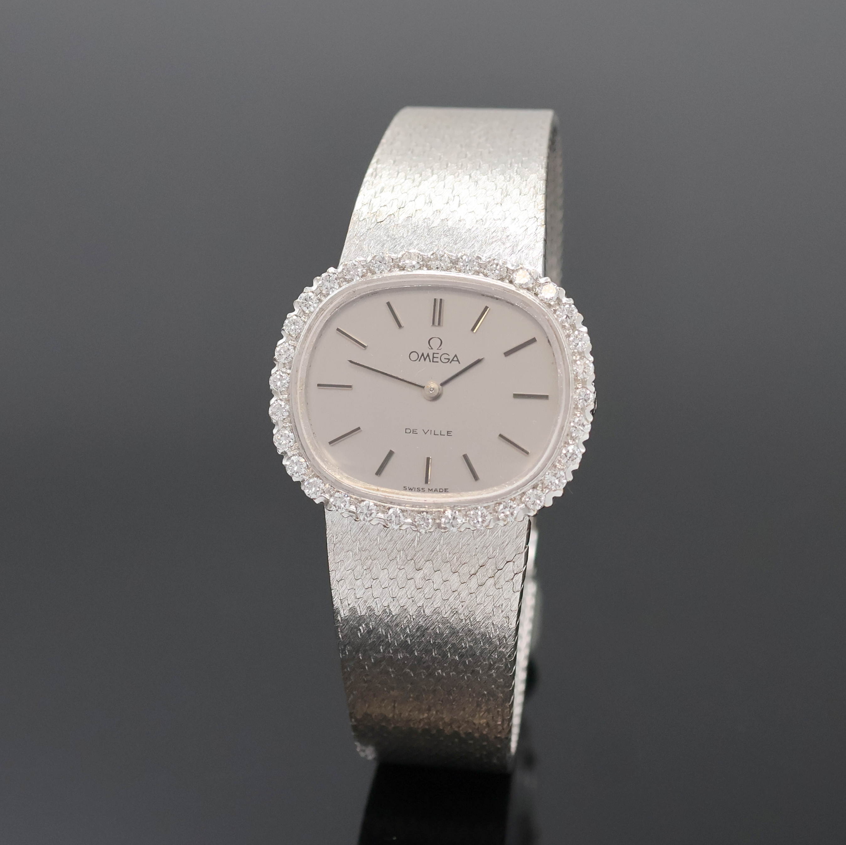 OMEGA De Ville Diamantbesetzte Damenarmbanduhr in WG 750/000 Referenz 8296, Schweiz um 1971, Handaufzug, 2-tlg. Geh., Boden aufgedr., orig. ...