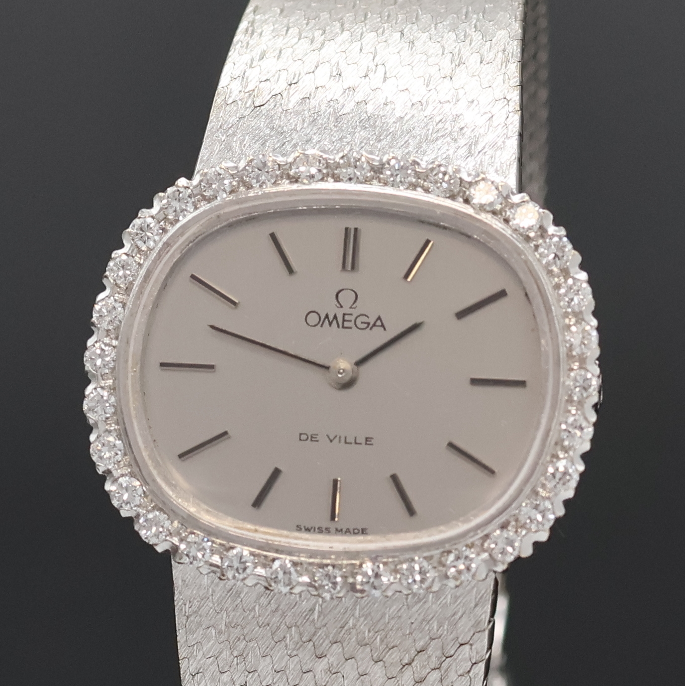 Detail a: OMEGA De Ville Diamantbesetzte Damenarmbanduhr in WG 750/000 Referenz 8296, Schweiz um 1971, Handaufzug, 2-tlg. Geh., Boden aufgedr., orig. ...