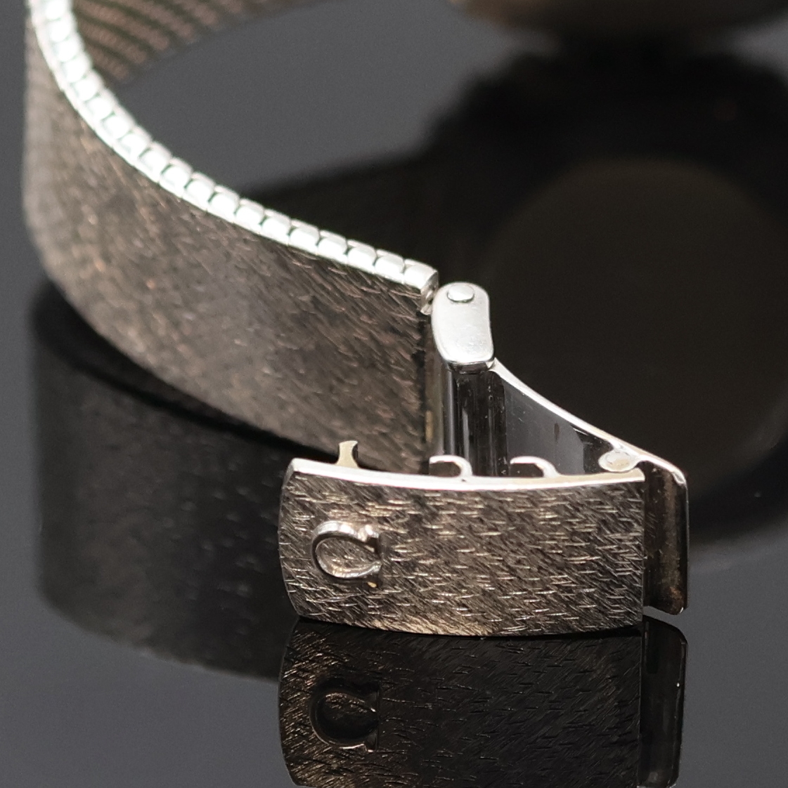Detail b: OMEGA De Ville Diamantbesetzte Damenarmbanduhr in WG 750/000 Referenz 8296, Schweiz um 1971, Handaufzug, 2-tlg. Geh., Boden aufgedr., orig. ...