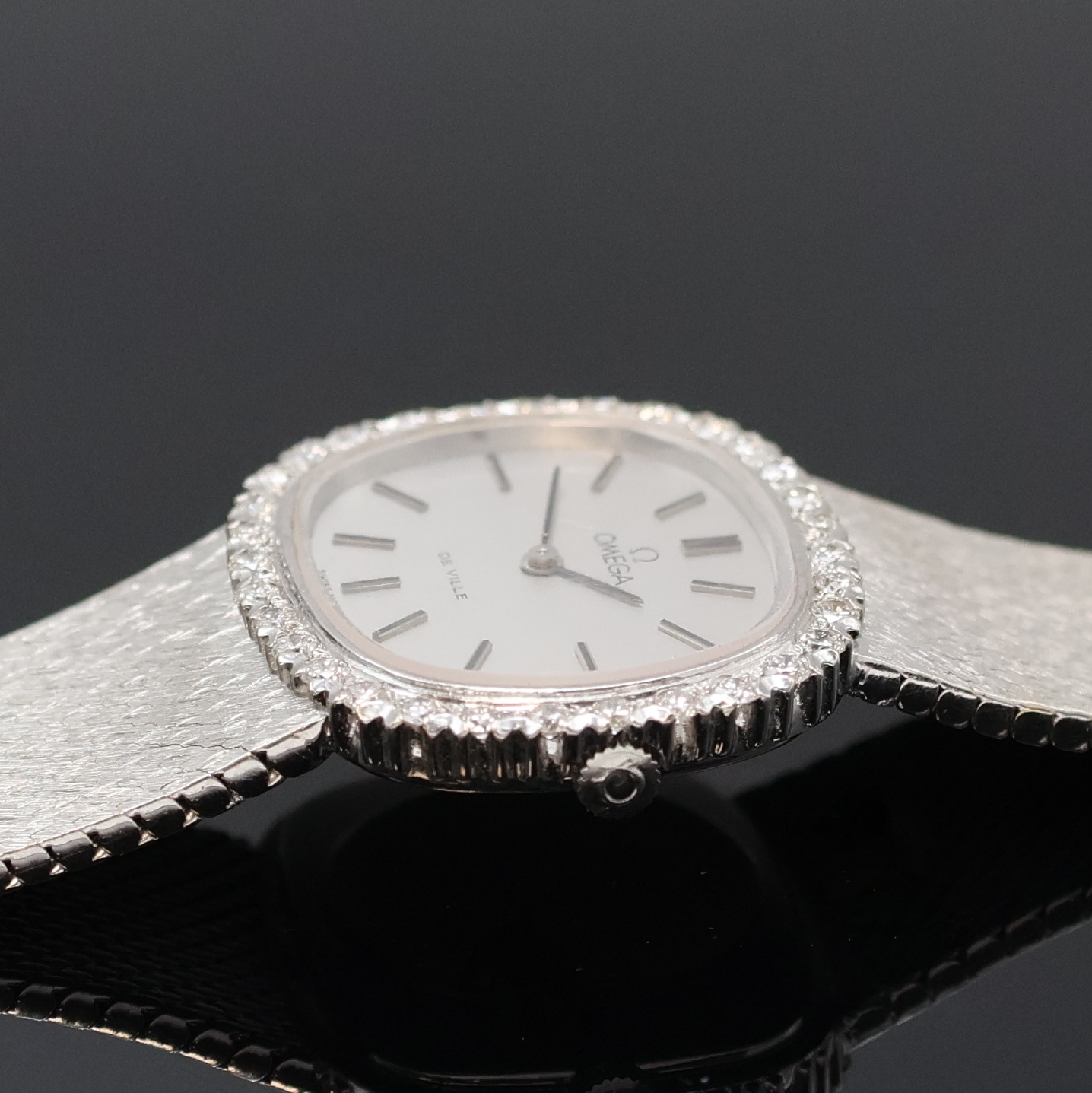 Detail d: OMEGA De Ville Diamantbesetzte Damenarmbanduhr in WG 750/000 Referenz 8296, Schweiz um 1971, Handaufzug, 2-tlg. Geh., Boden aufgedr., orig. ...