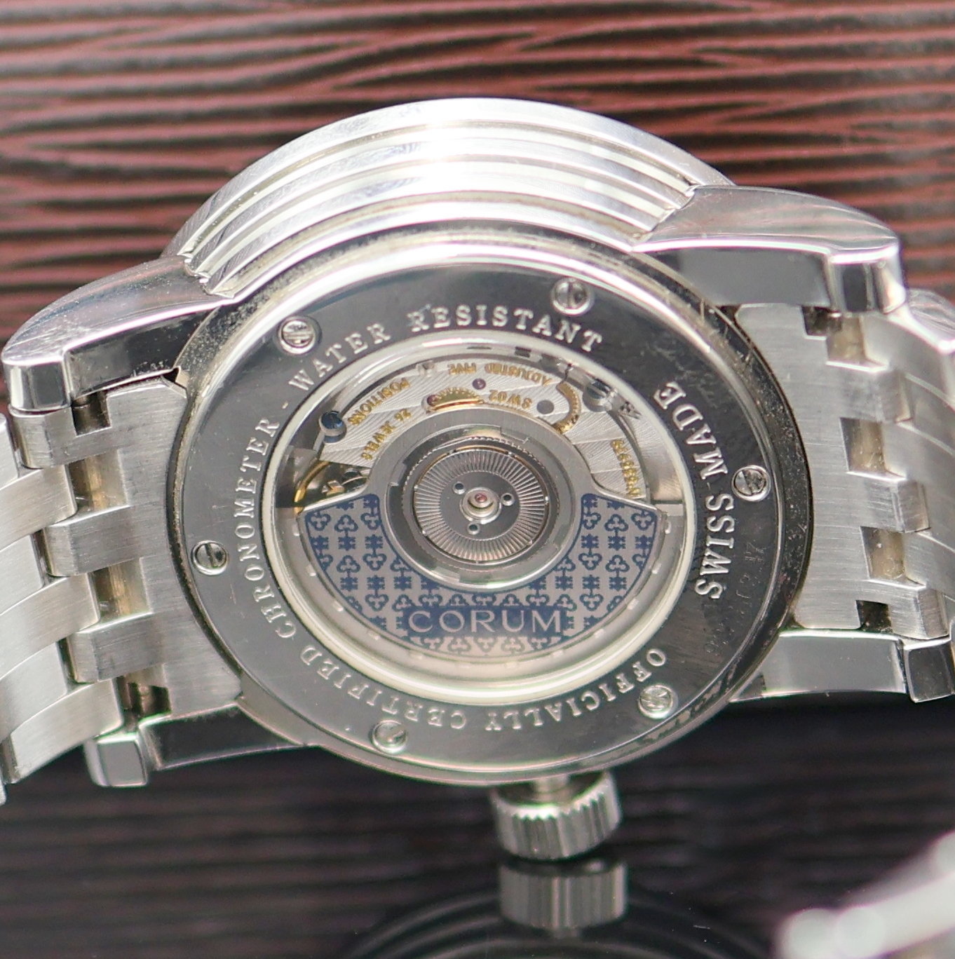 Detail g: CORUM Classical Grande Date Herrenarmbanduhr Referenz 922.203.47, Schweiz um 2015, Automatik, beids. vergl. Geh. in Edelstahl, Boden 6-fach verschr., ...
