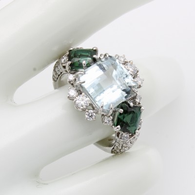 26975560a - Ring mit Farbsteinen und Brillanten, WG 750/000, achteck. Aquamarin mittig gef. ca. 5.03 ...