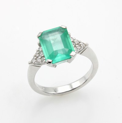 Image Ring mit Smaragd und Brillanten, WG 585/000,achteck. Smaragd ca. 2.50 ct, Besatzbrill. ...