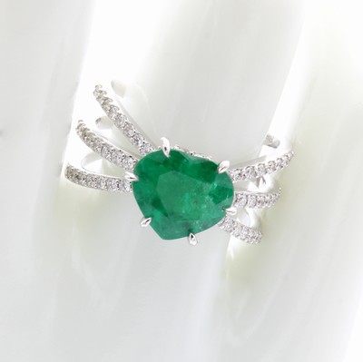 26975563a - Ring mit Smaragd und Brillanten, WG 750/000,Smaragdherz ca. 2.15 ct, Ringschiene in ...