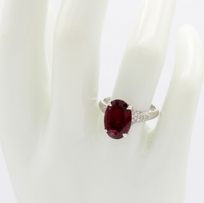 26975564b - Ring mit Rubellit und Brillanten, WG 585/ 000, ovaler, fac. Rubellit ca. 4.03 ct, ...