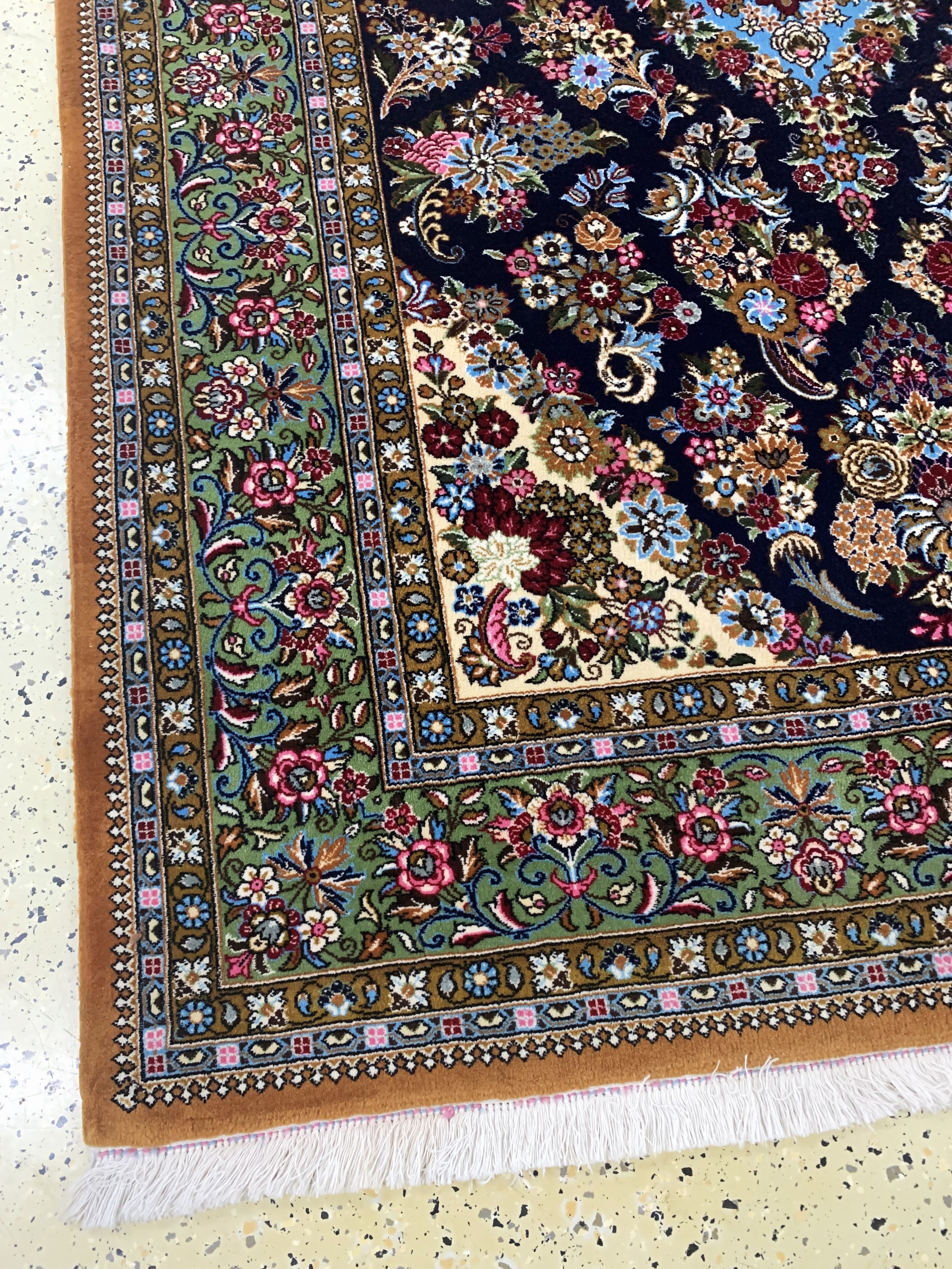 Detail b: Ghom Kork, Persien, Ende 20.Jhd, Korkwolle auf Baumwolle, ca. 230 x 145 cm, gereinigt, EHZ: 1-2, (Mottenfraß am Rand)