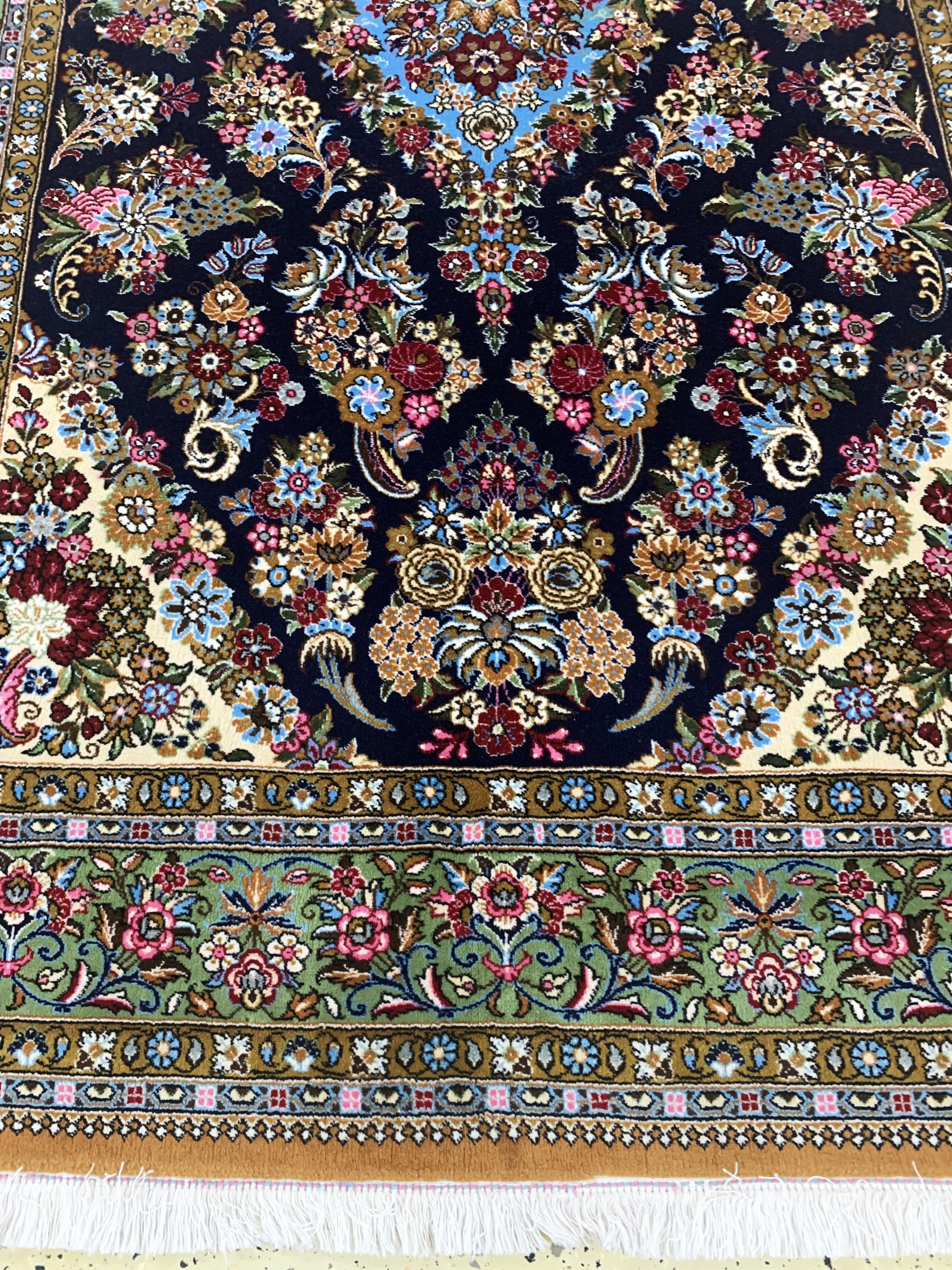 Detail c: Ghom Kork, Persien, Ende 20.Jhd, Korkwolle auf Baumwolle, ca. 230 x 145 cm, gereinigt, EHZ: 1-2, (Mottenfraß am Rand)