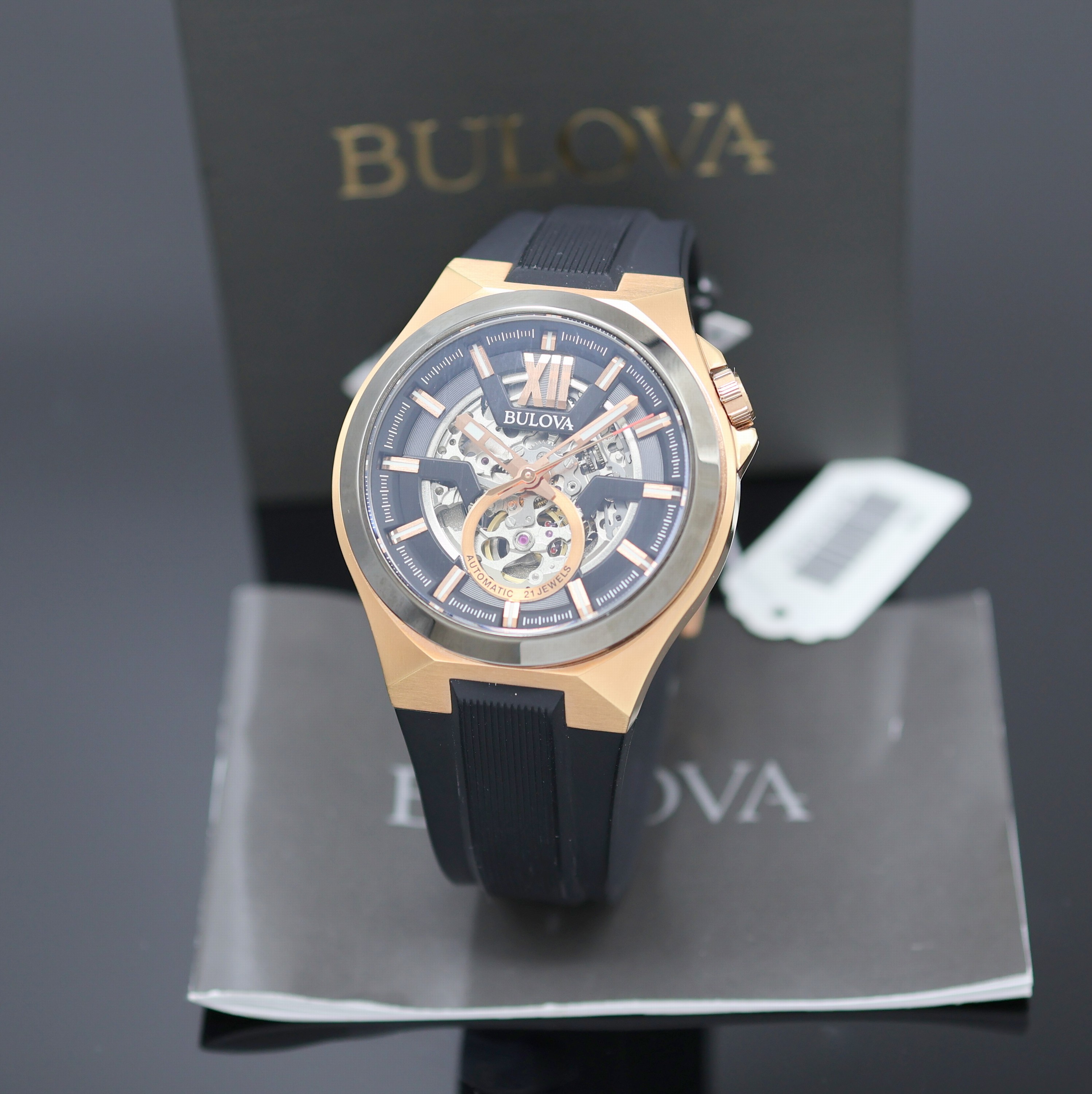 BULOVA Maquina skelettierte Herrenarmbanduhr Referenz 98A177, Schweiz verk. lt. Pap. 05/2021, Automatik, beids. verg. Edelstahlgeh. teils verg., ...
