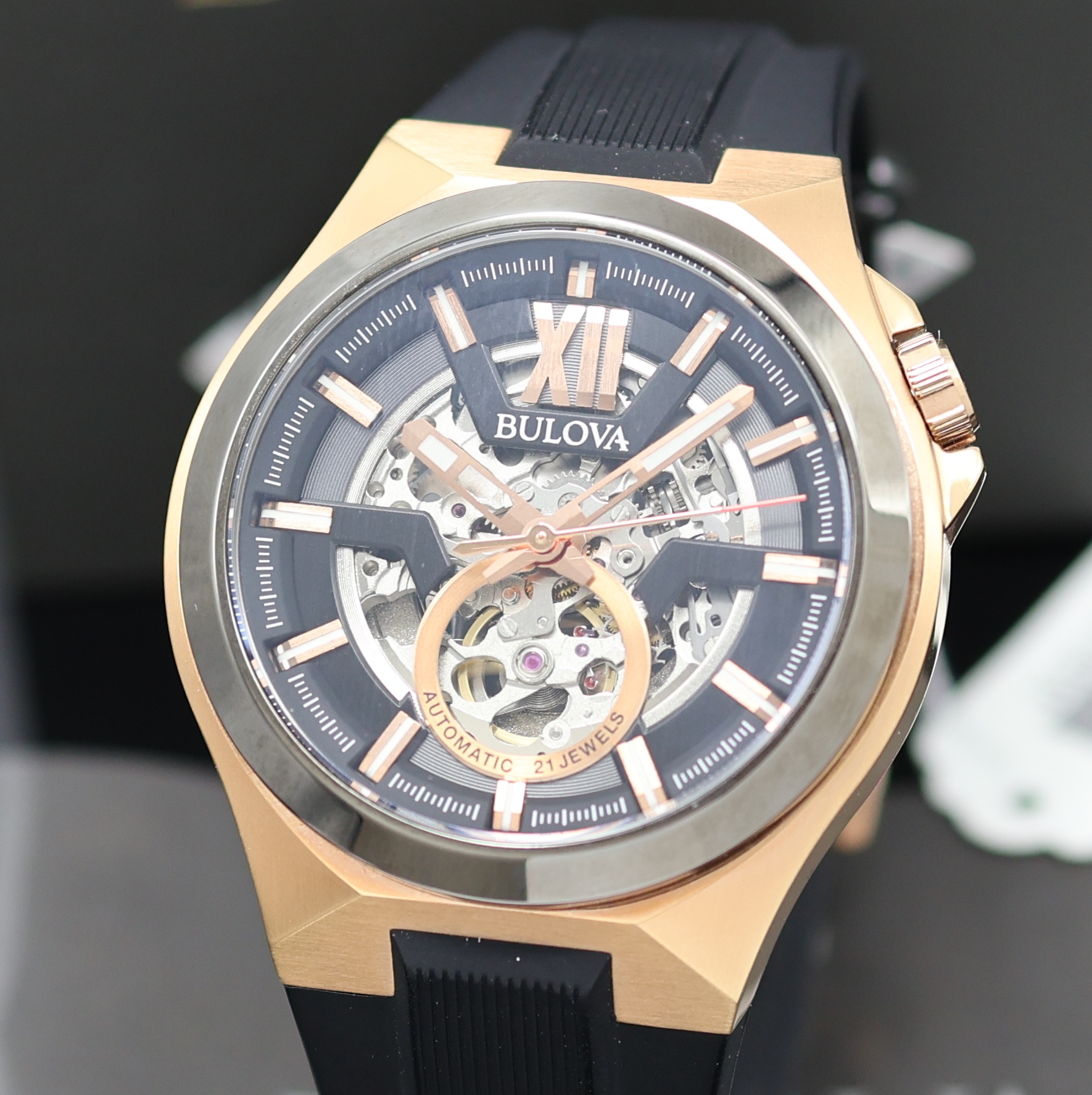 Detail a: BULOVA Maquina skelettierte Herrenarmbanduhr Referenz 98A177, Schweiz verk. lt. Pap. 05/2021, Automatik, beids. verg. Edelstahlgeh. teils verg., ...