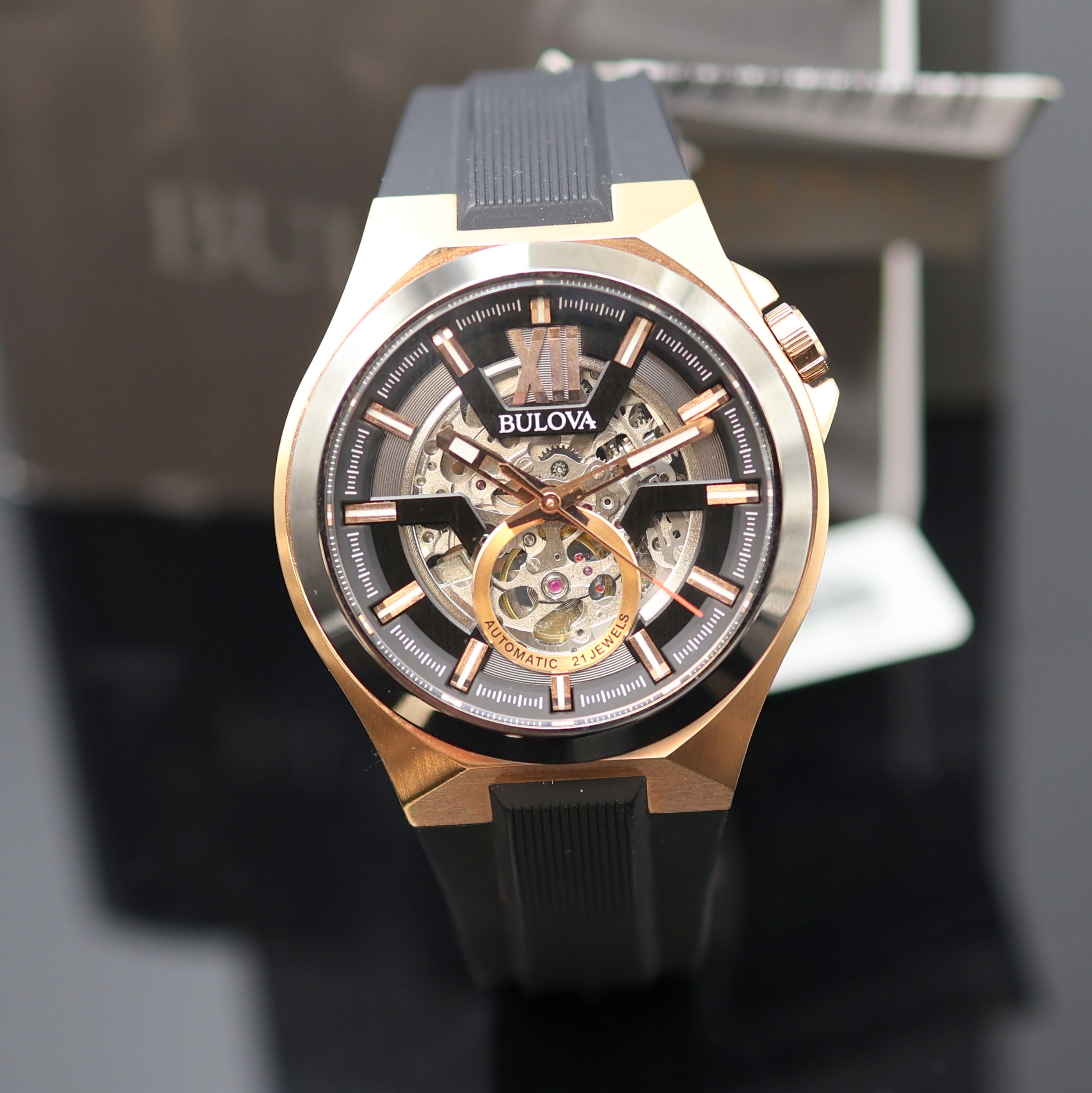 Detail b: BULOVA Maquina skelettierte Herrenarmbanduhr Referenz 98A177, Schweiz verk. lt. Pap. 05/2021, Automatik, beids. verg. Edelstahlgeh. teils verg., ...