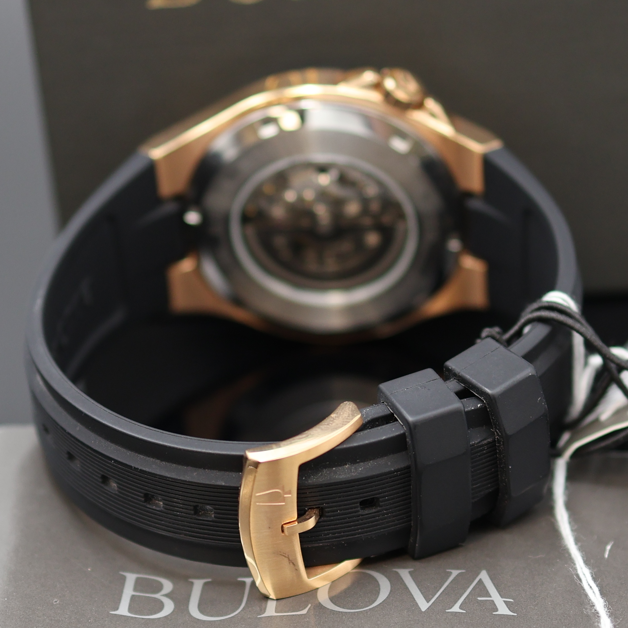 Detail c: BULOVA Maquina skelettierte Herrenarmbanduhr Referenz 98A177, Schweiz verk. lt. Pap. 05/2021, Automatik, beids. verg. Edelstahlgeh. teils verg., ...