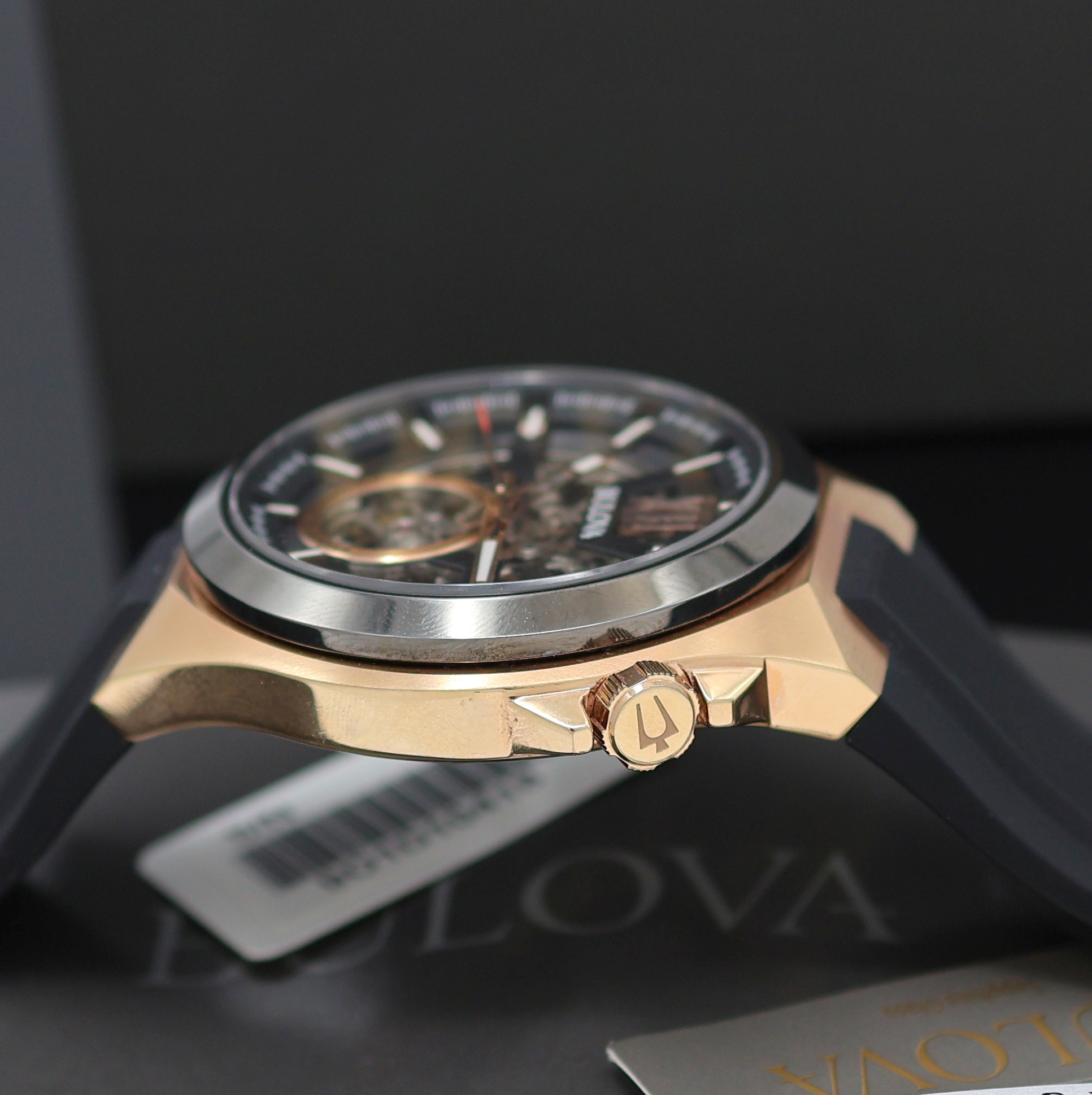 Detail d: BULOVA Maquina skelettierte Herrenarmbanduhr Referenz 98A177, Schweiz verk. lt. Pap. 05/2021, Automatik, beids. verg. Edelstahlgeh. teils verg., ...