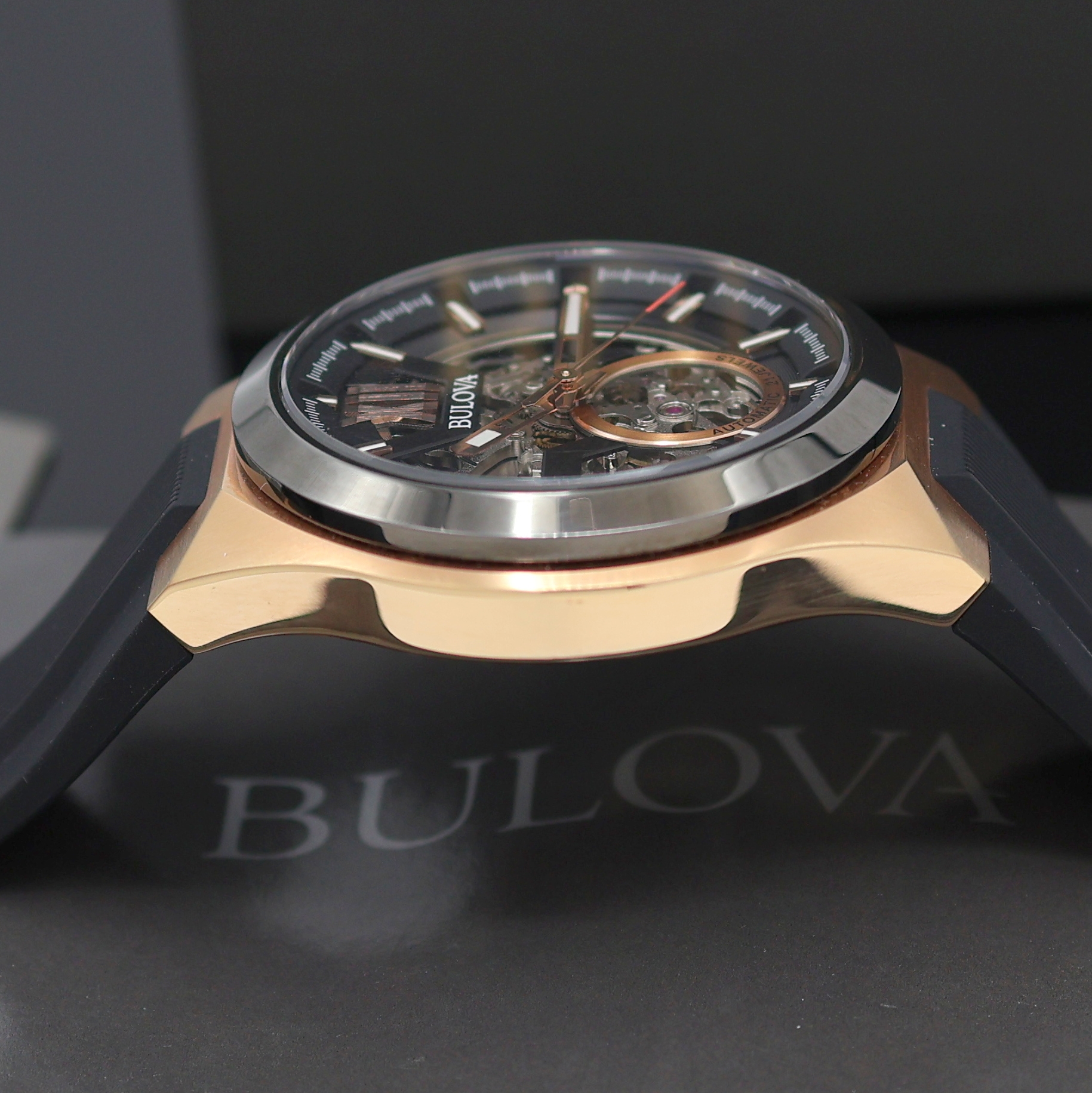 Detail e: BULOVA Maquina skelettierte Herrenarmbanduhr Referenz 98A177, Schweiz verk. lt. Pap. 05/2021, Automatik, beids. verg. Edelstahlgeh. teils verg., ...