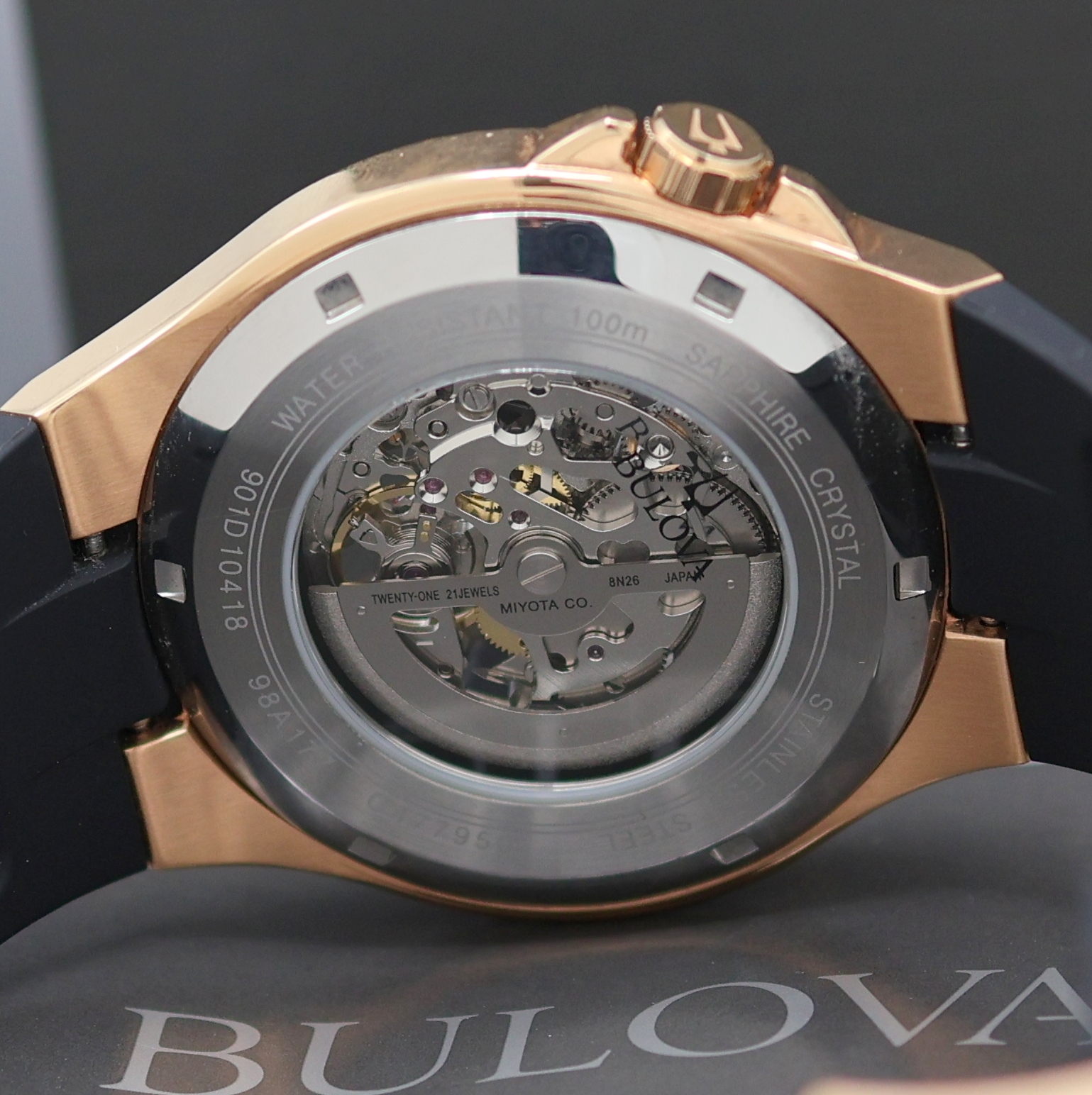 Detail f: BULOVA Maquina skelettierte Herrenarmbanduhr Referenz 98A177, Schweiz verk. lt. Pap. 05/2021, Automatik, beids. verg. Edelstahlgeh. teils verg., ...