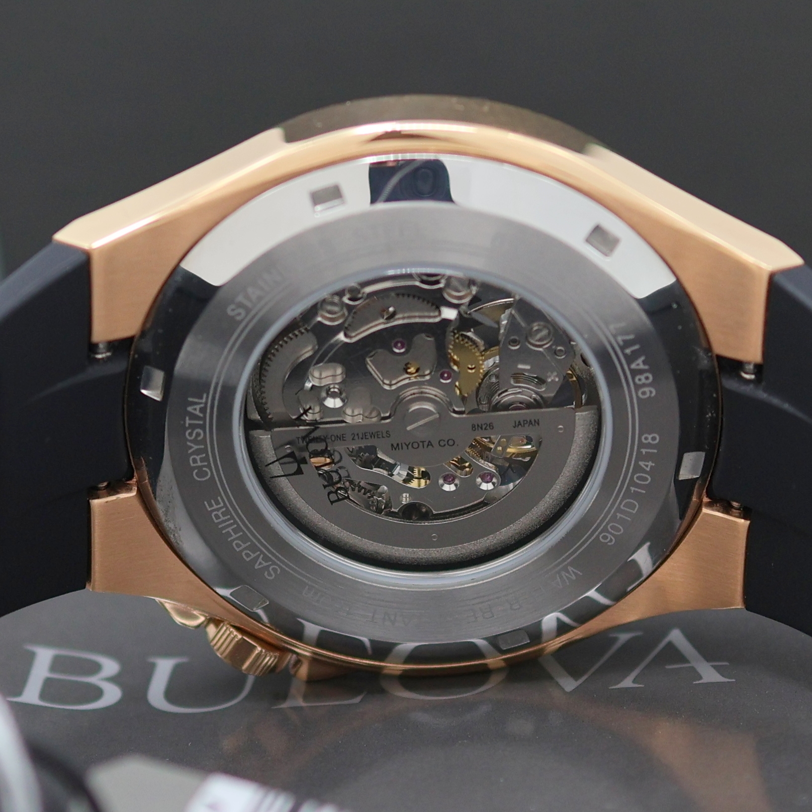 Detail g: BULOVA Maquina skelettierte Herrenarmbanduhr Referenz 98A177, Schweiz verk. lt. Pap. 05/2021, Automatik, beids. verg. Edelstahlgeh. teils verg., ...