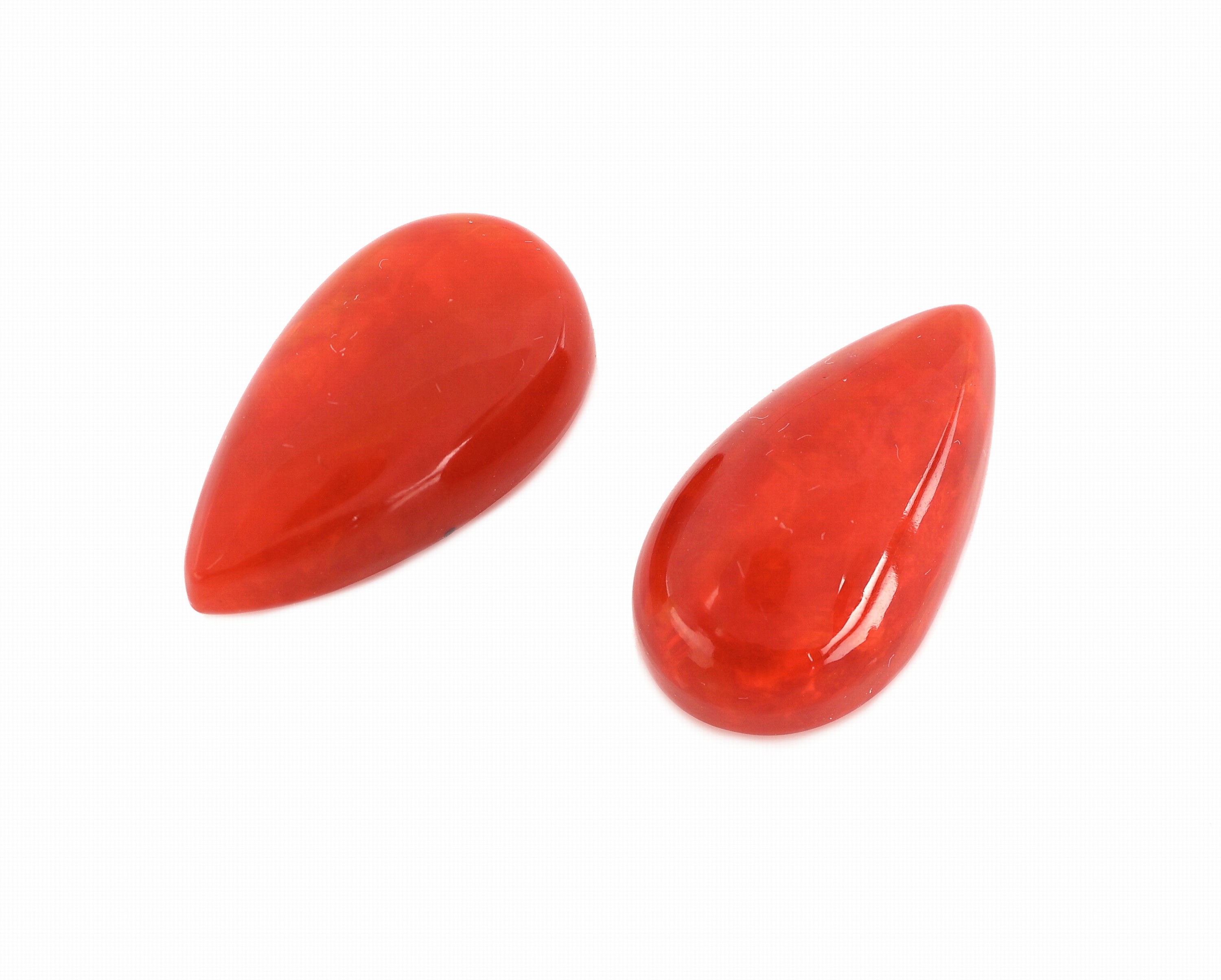 Detail a: Lot 2 lose rote Opale, zus. ca. 10.15 ct, tropfenf. Cabochons, 1 x 4.96 ct, ca. 17.84 x 10.14 x 5.78 mm, 1 x 5.19 ct, ca. 17.54 x 9.75 x 7.03 mm
