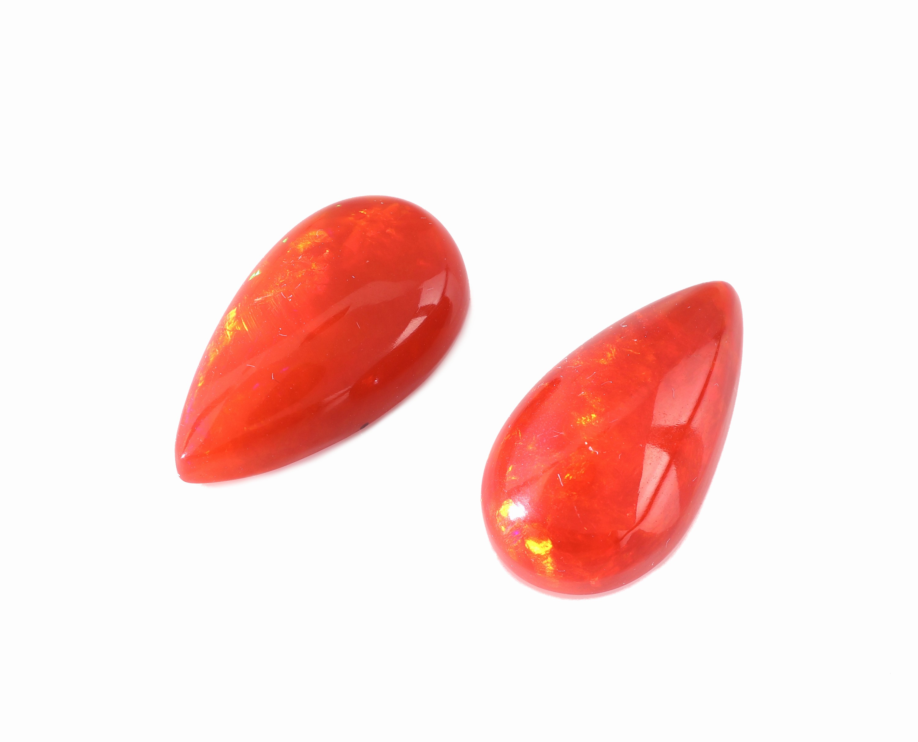 Detail b: Lot 2 lose rote Opale, zus. ca. 10.15 ct, tropfenf. Cabochons, 1 x 4.96 ct, ca. 17.84 x 10.14 x 5.78 mm, 1 x 5.19 ct, ca. 17.54 x 9.75 x 7.03 mm