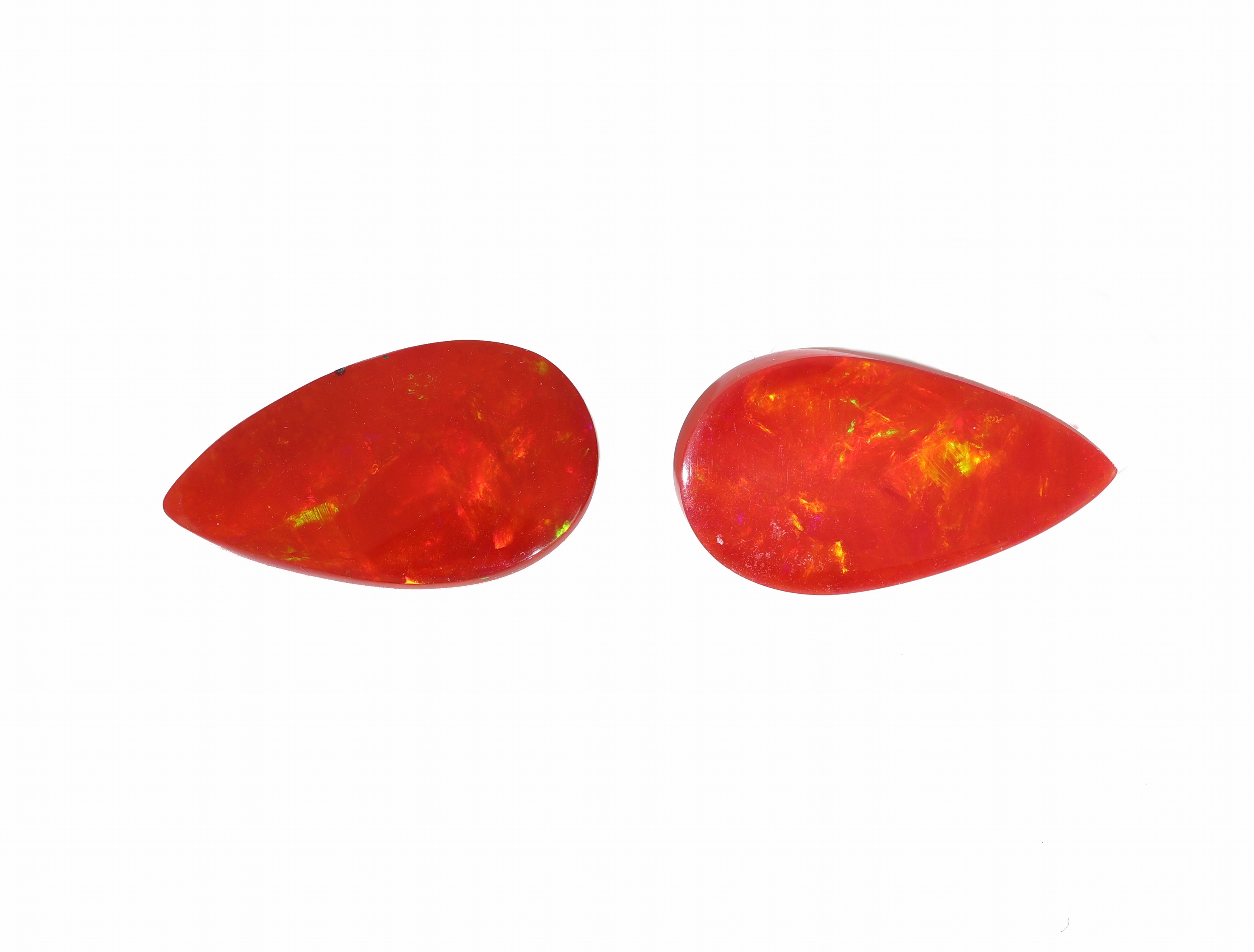 Detail c: Lot 2 lose rote Opale, zus. ca. 10.15 ct, tropfenf. Cabochons, 1 x 4.96 ct, ca. 17.84 x 10.14 x 5.78 mm, 1 x 5.19 ct, ca. 17.54 x 9.75 x 7.03 mm