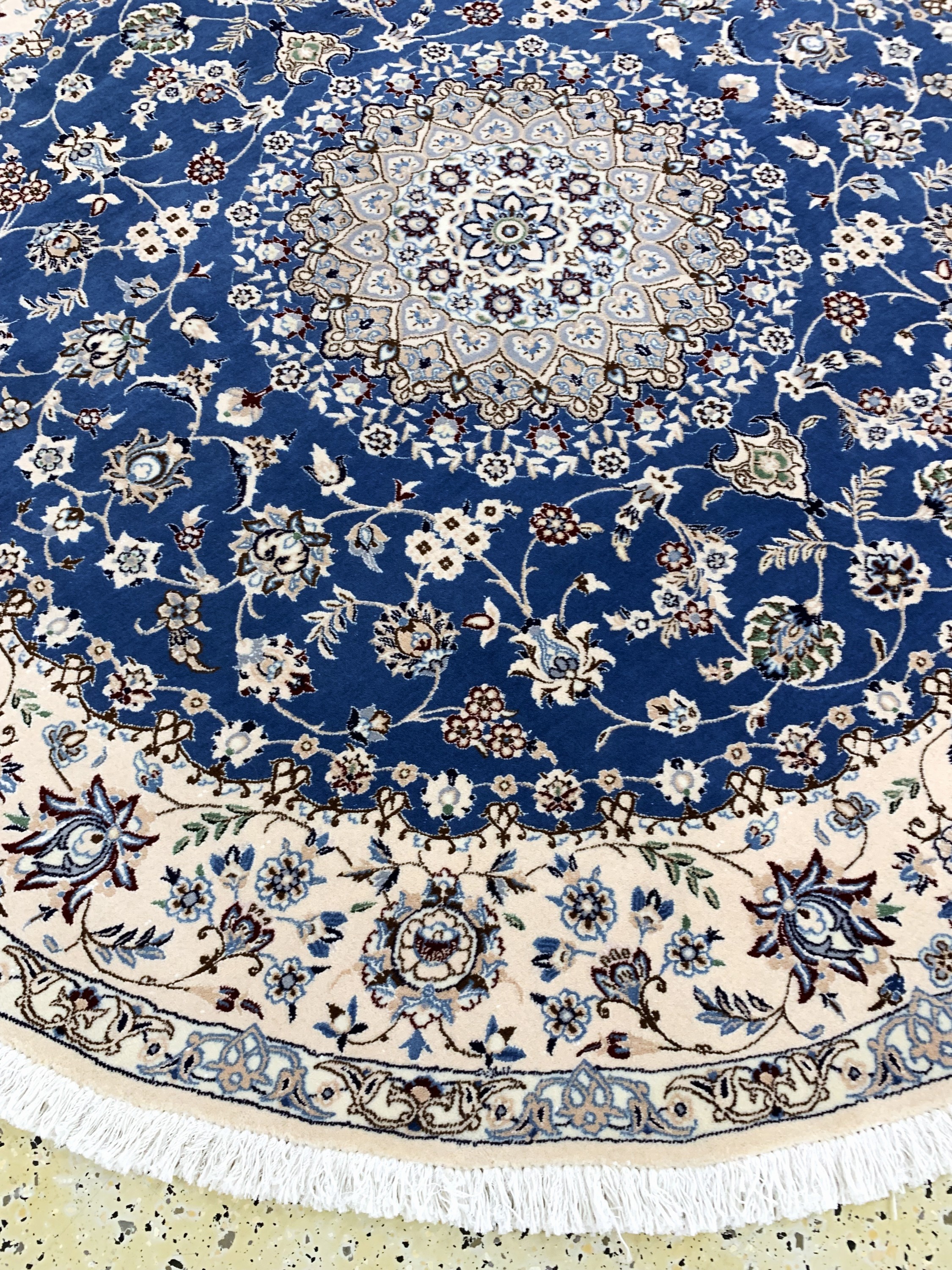 Detail e: Nain fein( 9 La), Persien, Ende 20.Jhd, Korkwolle mit Seide, durchmesser: ca. 210 cm, nahezu neuwertig