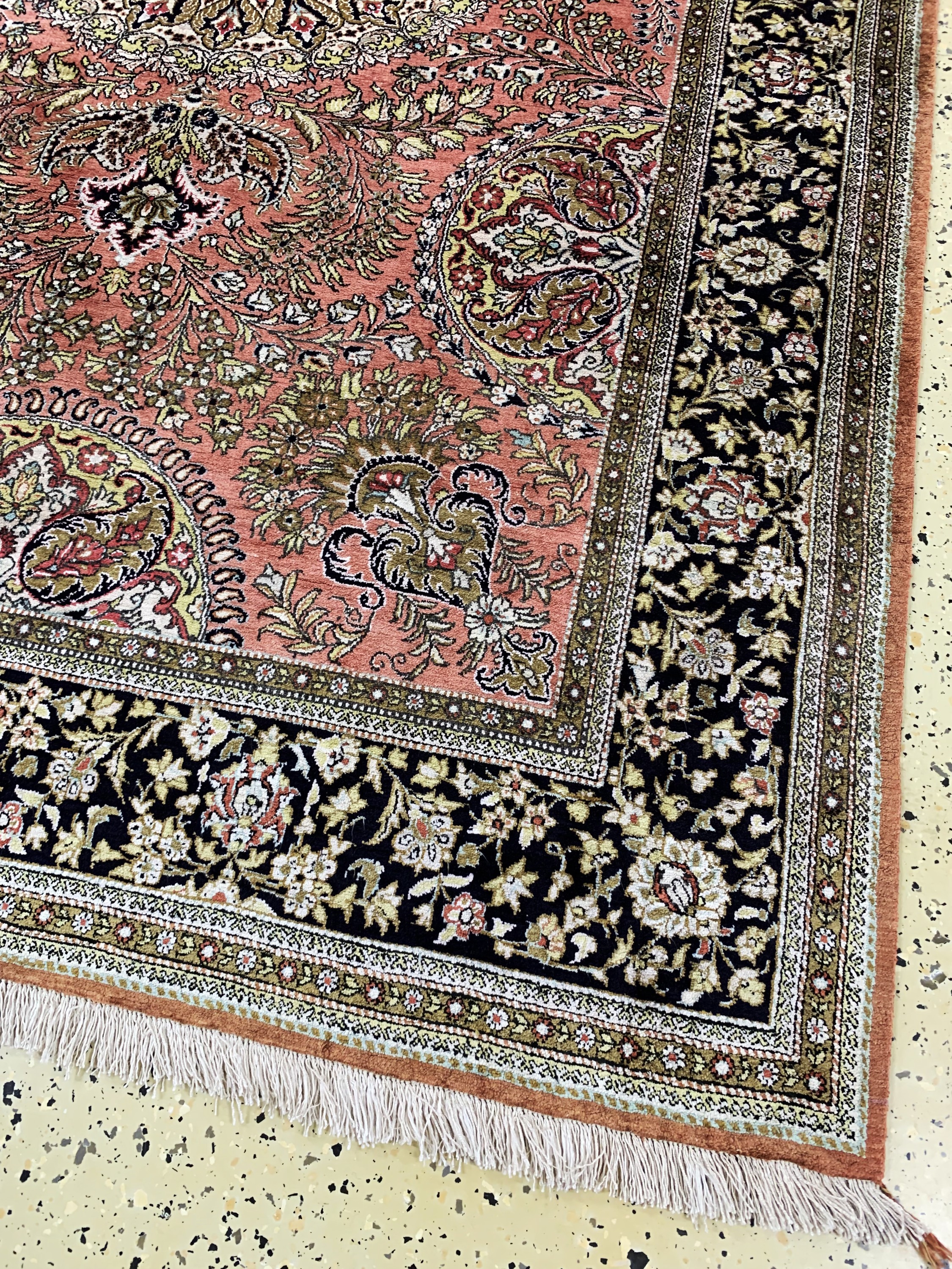 Detail a: Ghom Seide alt, Persien, Mitte 20.Jhd, reine Naturseide, ca. 212 x 140 cm, leicht verfärbt, EHZ: 1-2