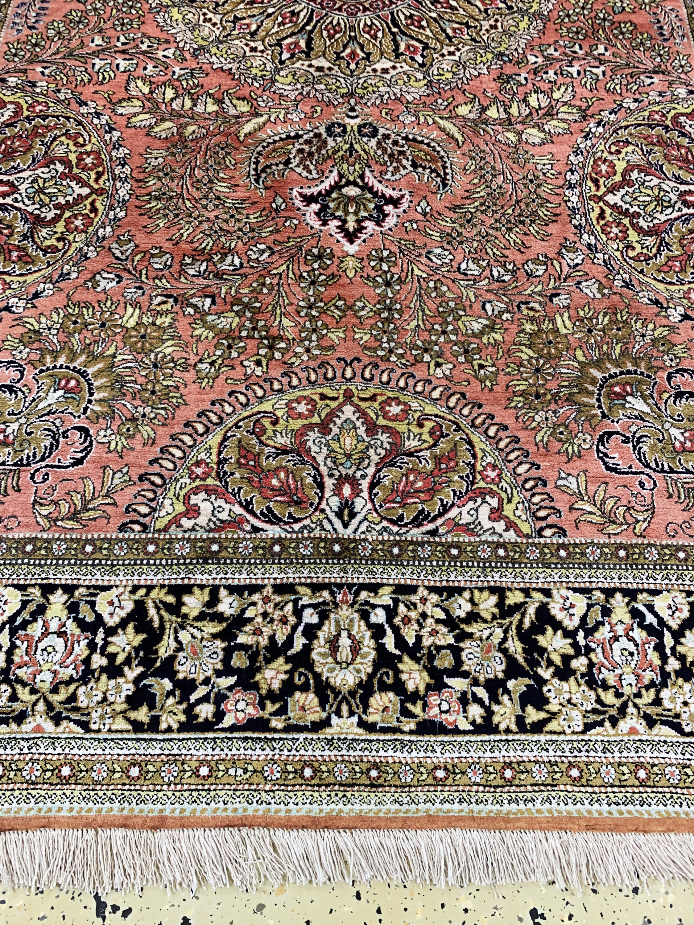 Detail b: Ghom Seide alt, Persien, Mitte 20.Jhd, reine Naturseide, ca. 212 x 140 cm, leicht verfärbt, EHZ: 1-2