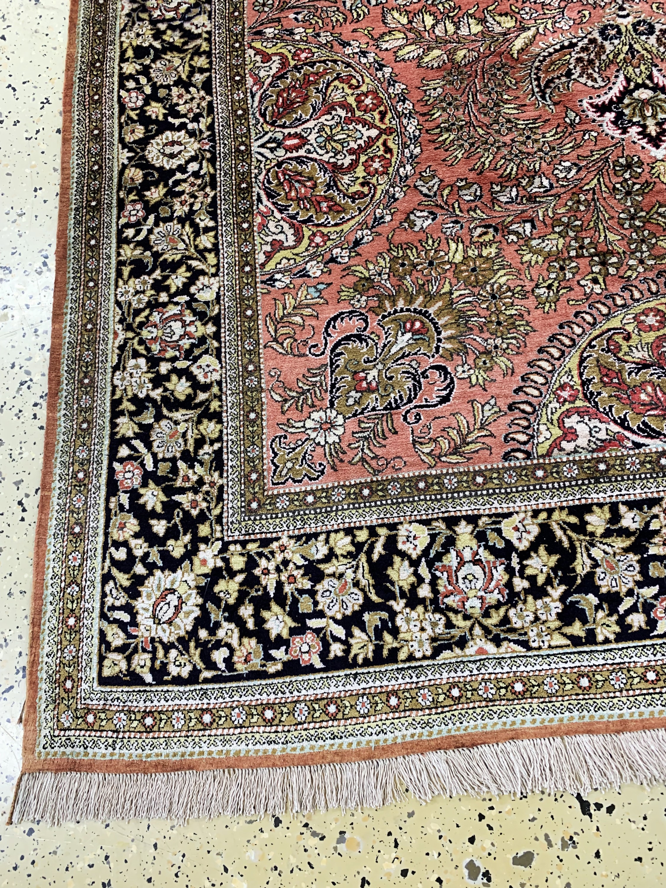 Detail c: Ghom Seide alt, Persien, Mitte 20.Jhd, reine Naturseide, ca. 212 x 140 cm, leicht verfärbt, EHZ: 1-2