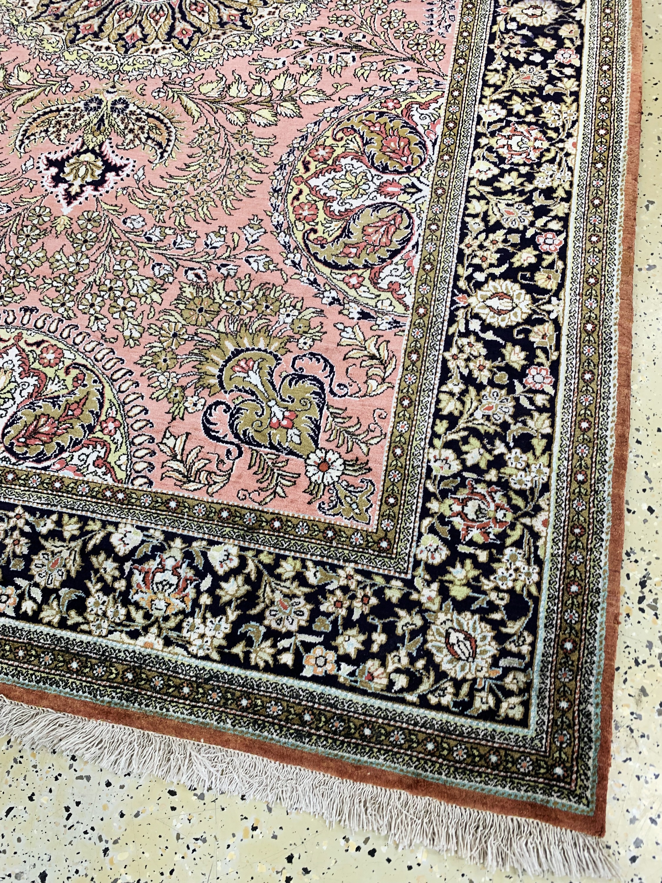 Detail e: Ghom Seide alt, Persien, Mitte 20.Jhd, reine Naturseide, ca. 212 x 140 cm, leicht verfärbt, EHZ: 1-2
