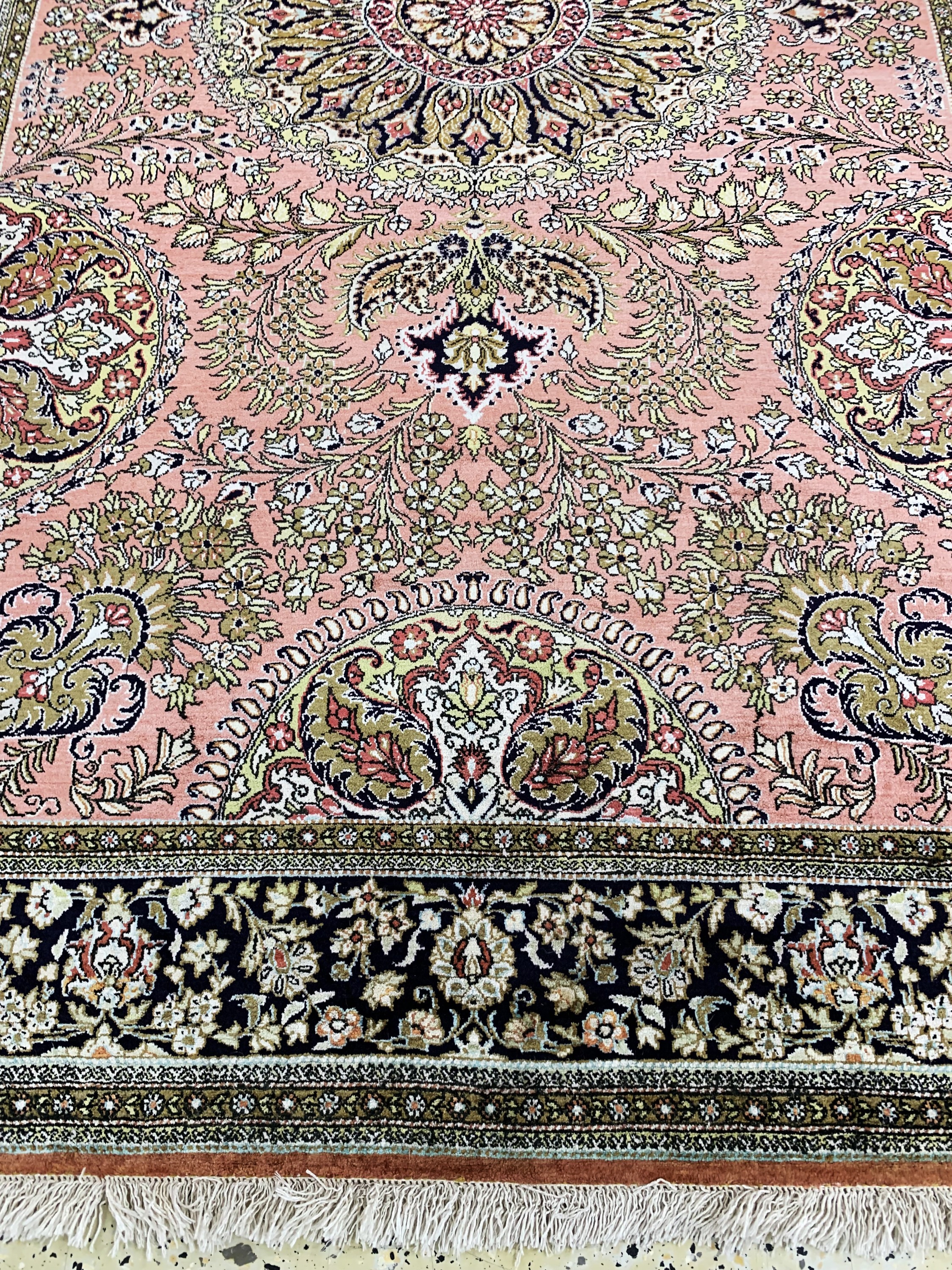 Detail g: Ghom Seide alt, Persien, Mitte 20.Jhd, reine Naturseide, ca. 212 x 140 cm, leicht verfärbt, EHZ: 1-2