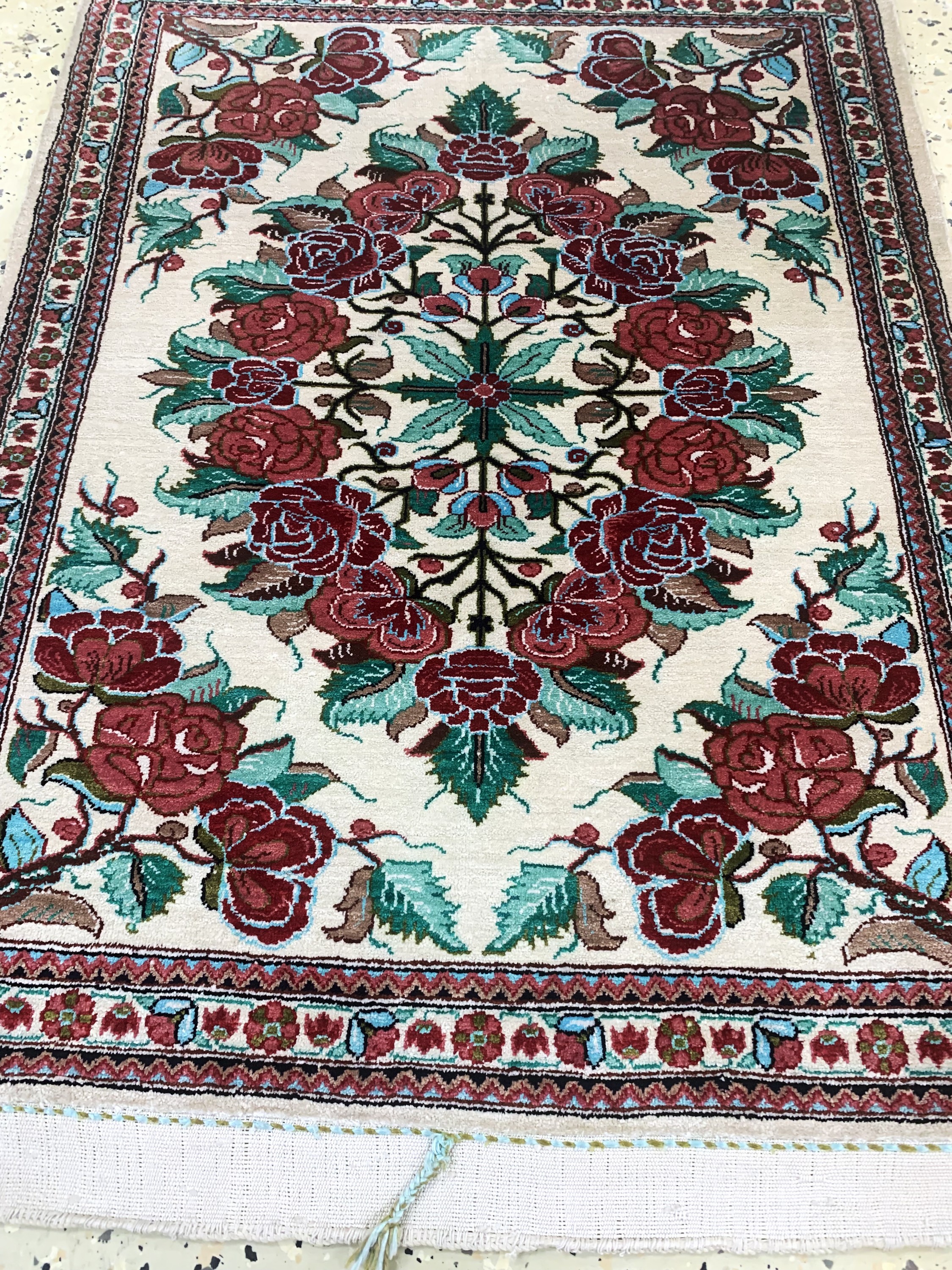 Detail e: 1 paar Ghom Seide, Persien, Mitte 20.Jhd, reine Naturseide, ca. 82 x 61 cm, nahezu neuwertig