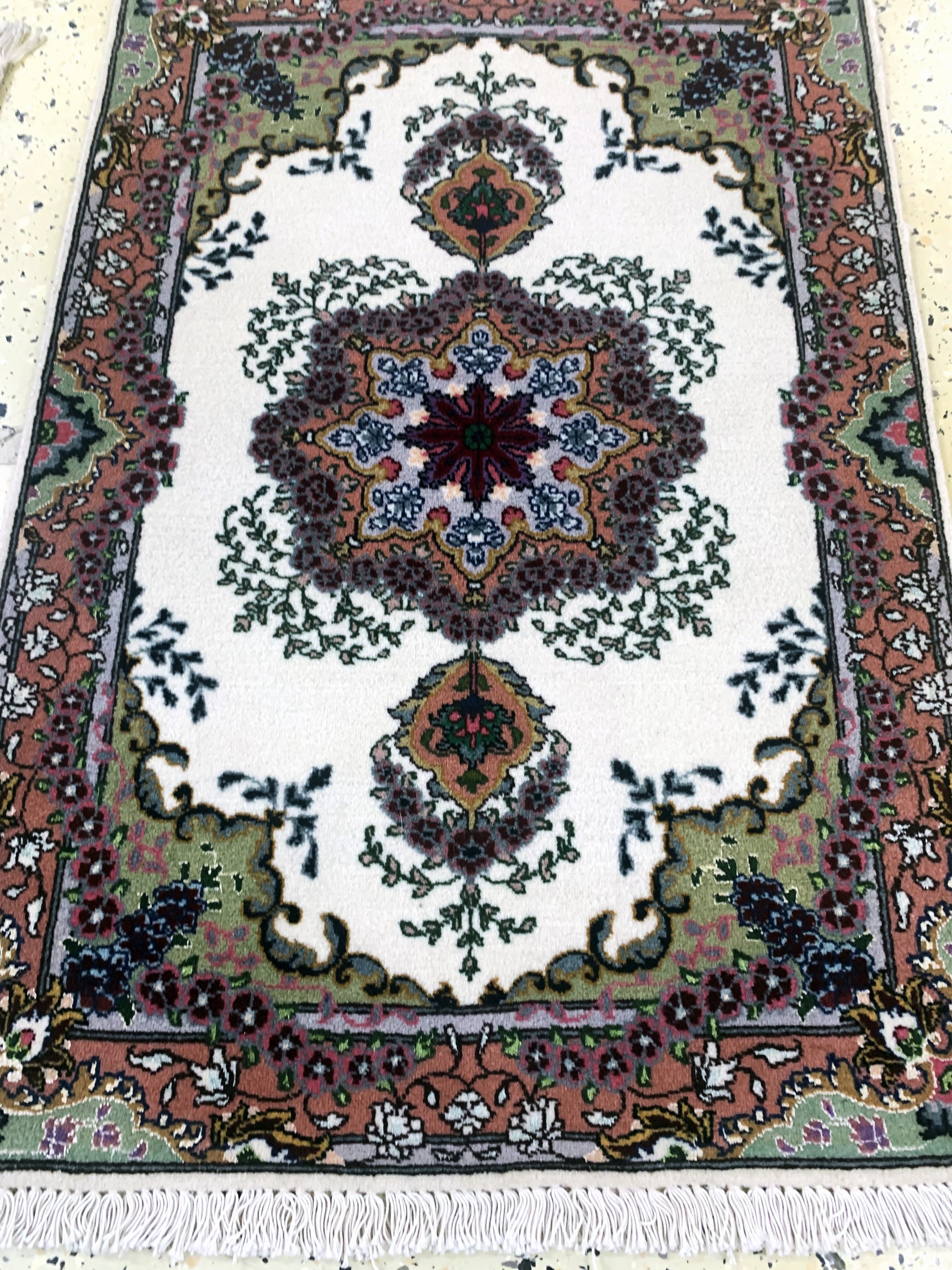 Detail e: 1 paar Täbriz fein(50 Raj), Persien, Ende 20.Jhd, Korkwolle mit Seide, ca. 88 x 60 cm, EHZ: 2