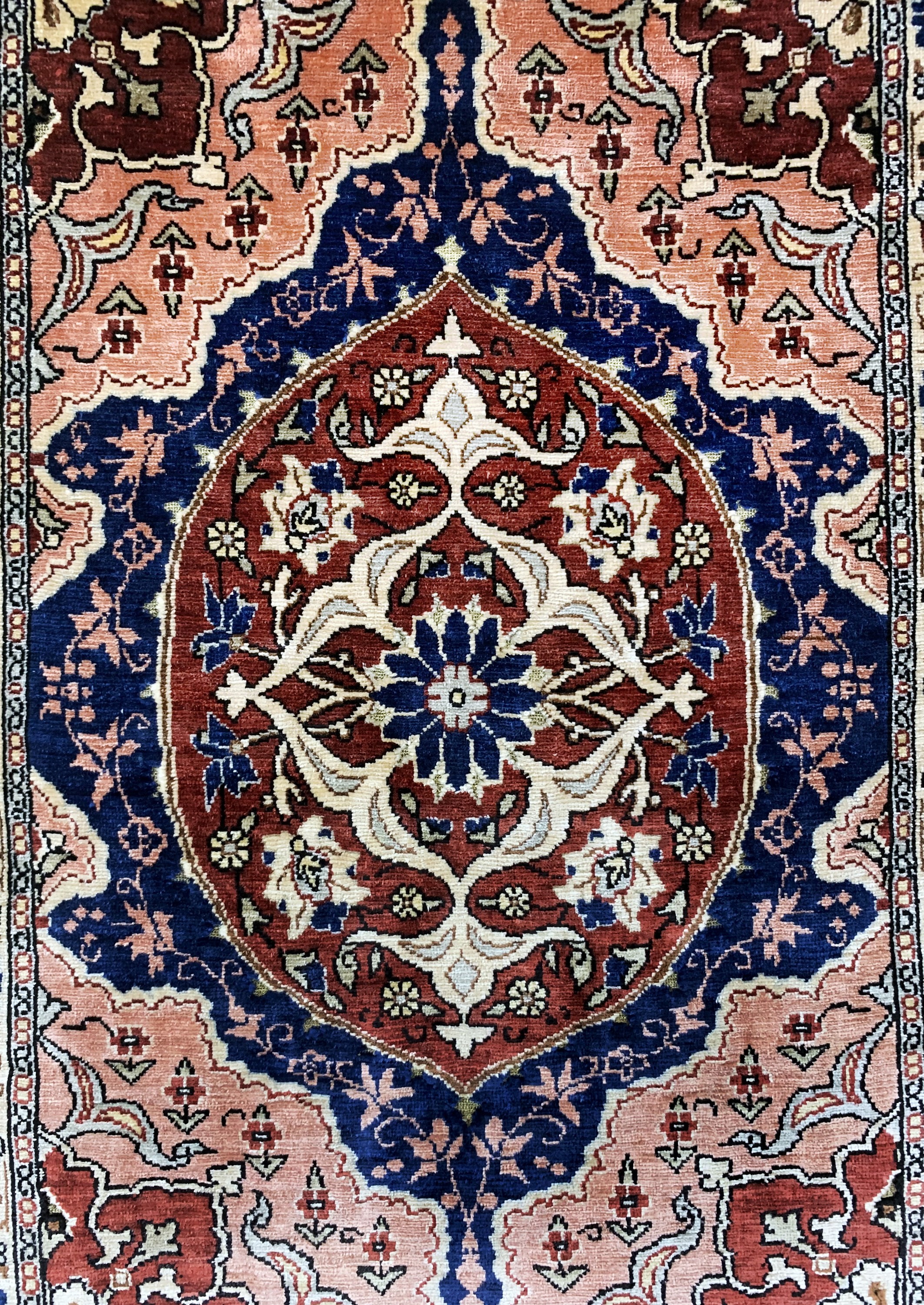 Detail c: Hereke Seide signiert, Türkei, Anfang 20.Jhd, reine Naturseide"Metallbroschiert", ca. 57 x 40 cm, EHZ: 1-2