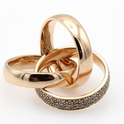 26975906b - 3-teiliger Ring mit Brillanten, RoseG 750/ 000, verschl. Ringschiene, eine davon bes. m. ...