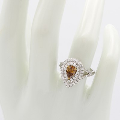 26975948b - Ring mit Diamant und Brillanten, WG 750/000,Ringschultern offen, tropfenförm. Ringkopf, ...