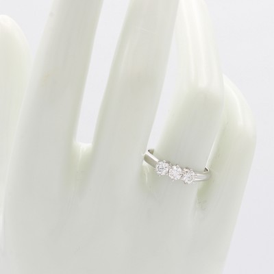 26975953b - Ring mit Brillanten, WG 750/000, 3 Brill. zus. ca. 0.60 ct Weiß-l.get.Weiß/si, RW ca. ...