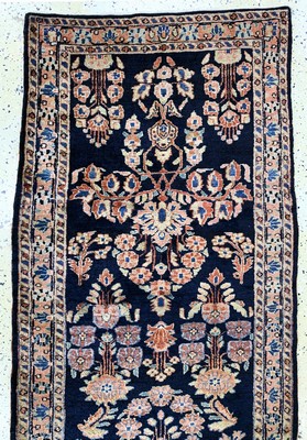 26975954a - Us Re-Import Sarogh antik, Persien, um 1900, Wolle auf Baumwolle, ca. 295 x 80 cm, ...