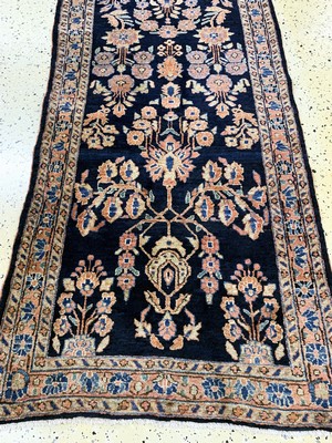 26975954e - Us Re-Import Sarogh antik, Persien, um 1900, Wolle auf Baumwolle, ca. 295 x 80 cm, ...