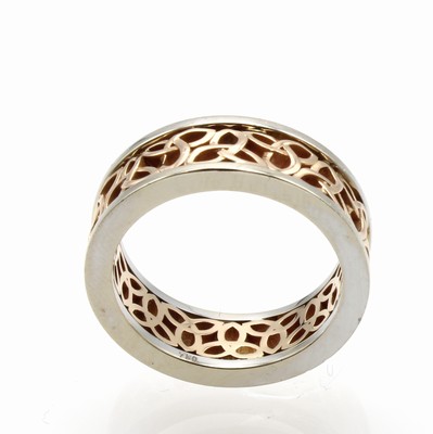 26975993a - Massiver Ring, RoseG/WG 750/000, Innen- schiene mit Durchbrucharbeit, Gew. ca. 9.74 g, ...